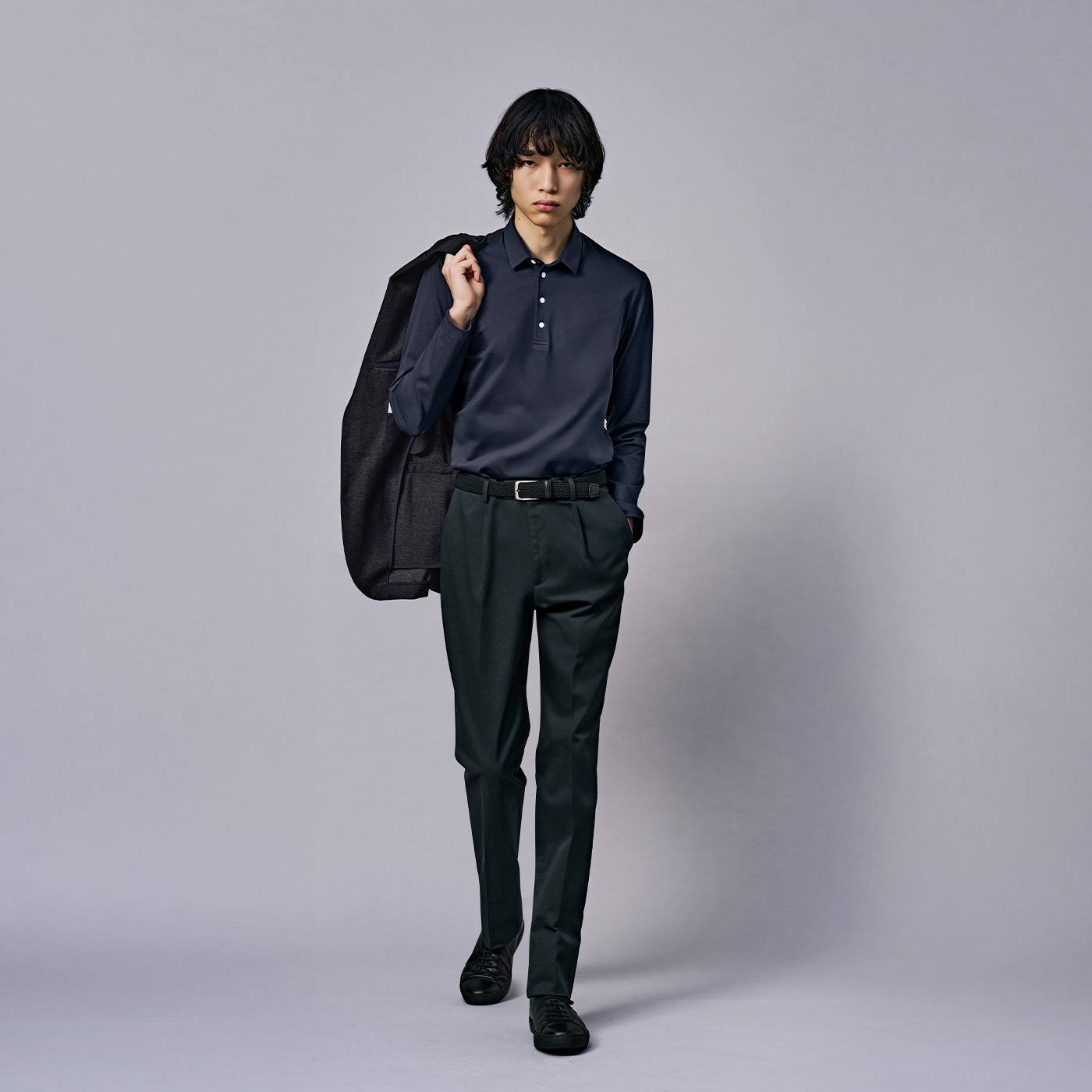 デニム風のジャケットを生かしたワントーンのジャケパンスタイル