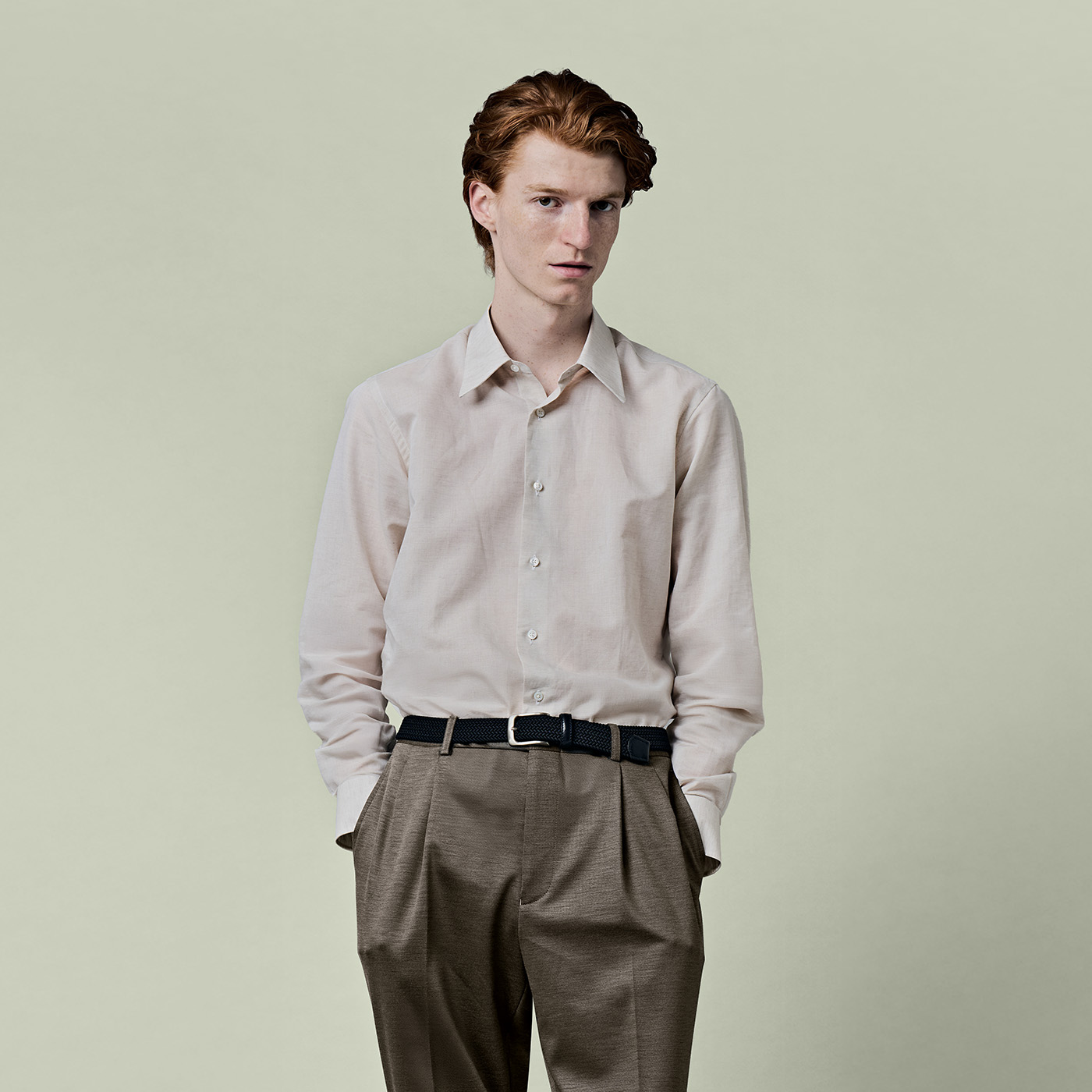 ライトブラウンのジャケットを生かしたナチュラルなスタイル