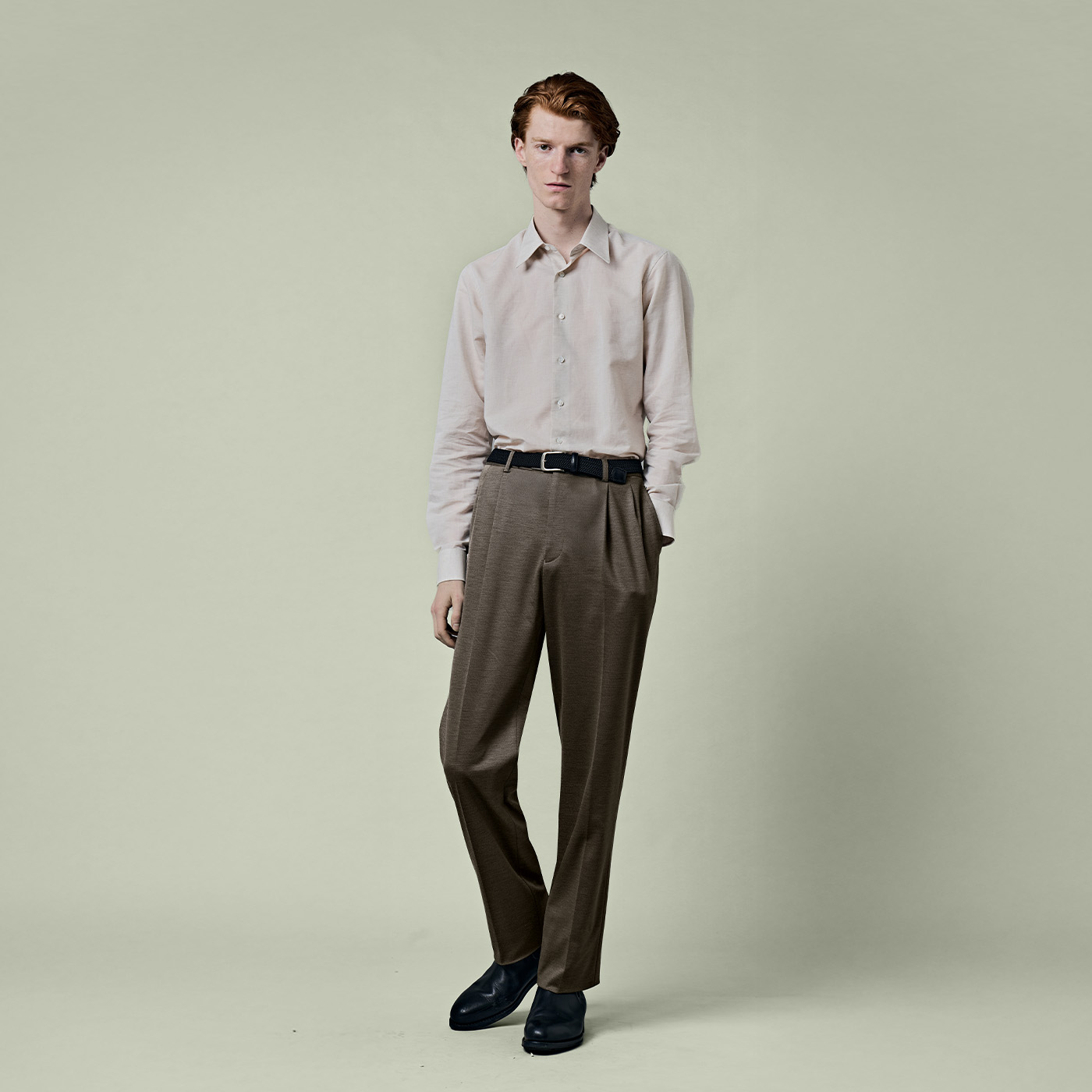 ライトブラウンのジャケットを生かしたナチュラルなスタイル