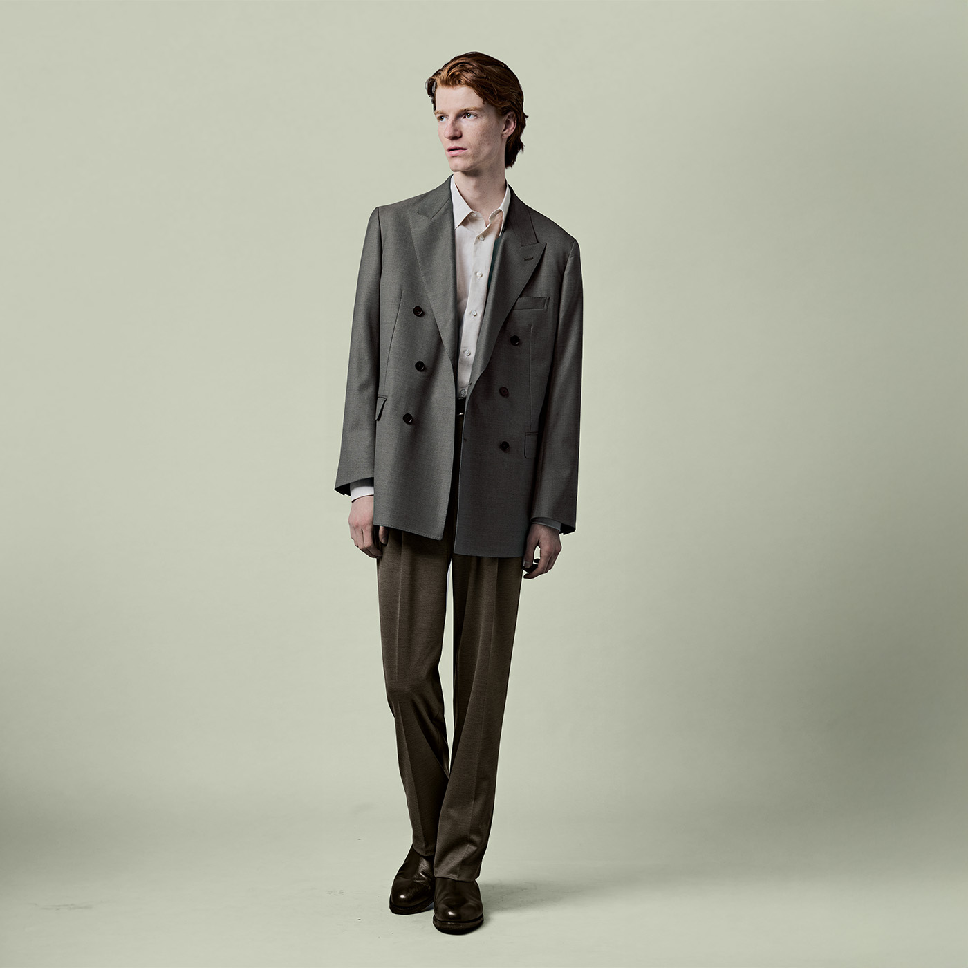 ライトブラウンのジャケットを生かしたナチュラルなスタイル