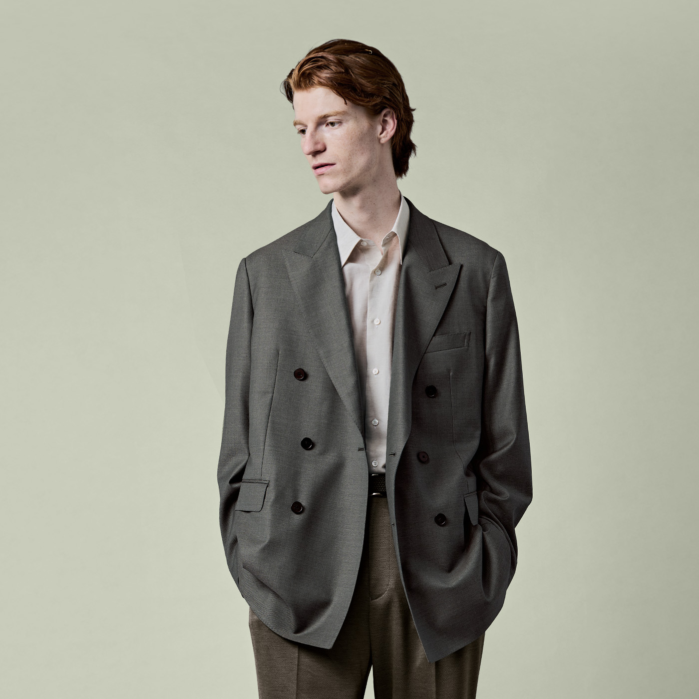 ライトブラウンのジャケットを生かしたナチュラルなスタイル