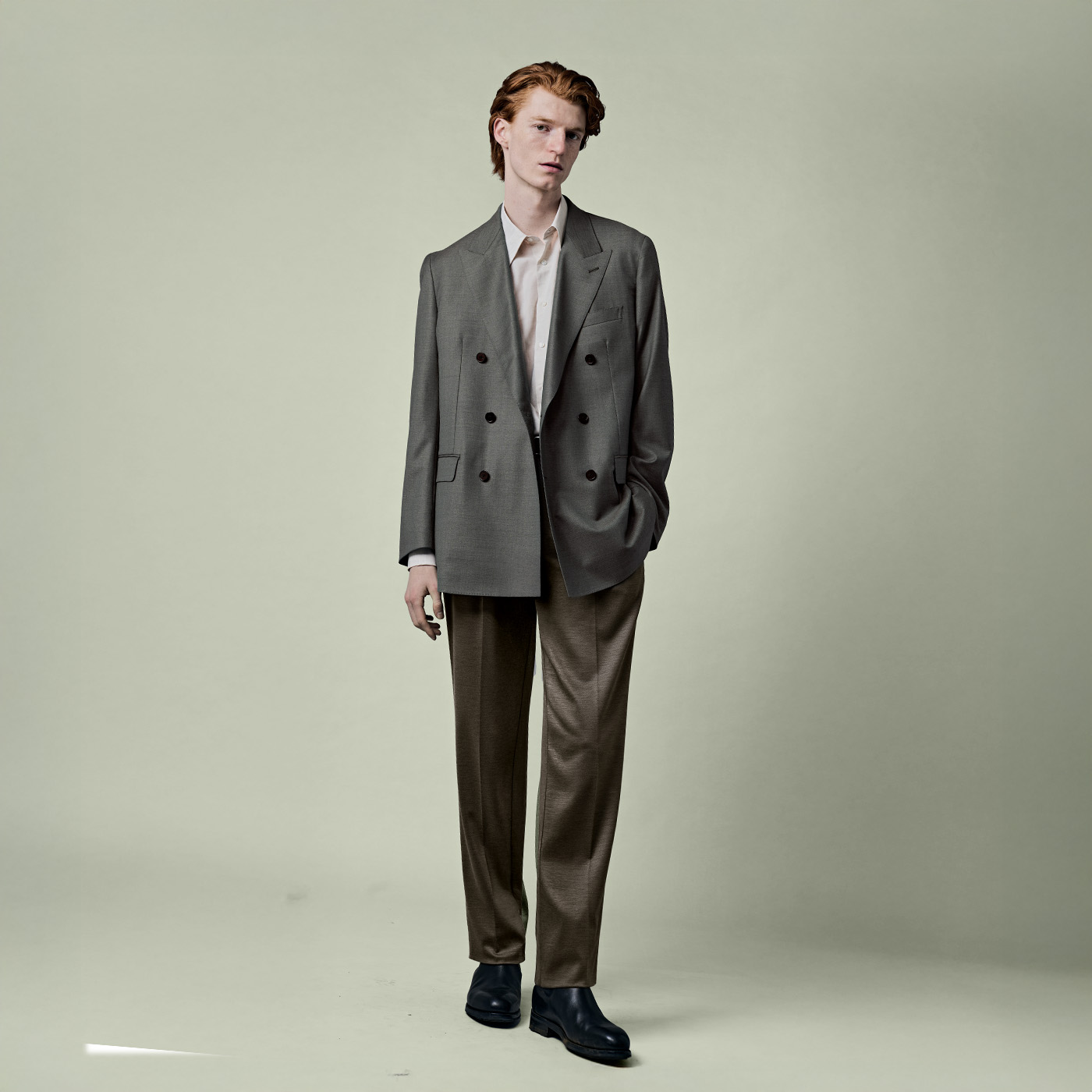 ライトブラウンのジャケットを生かしたナチュラルなスタイル