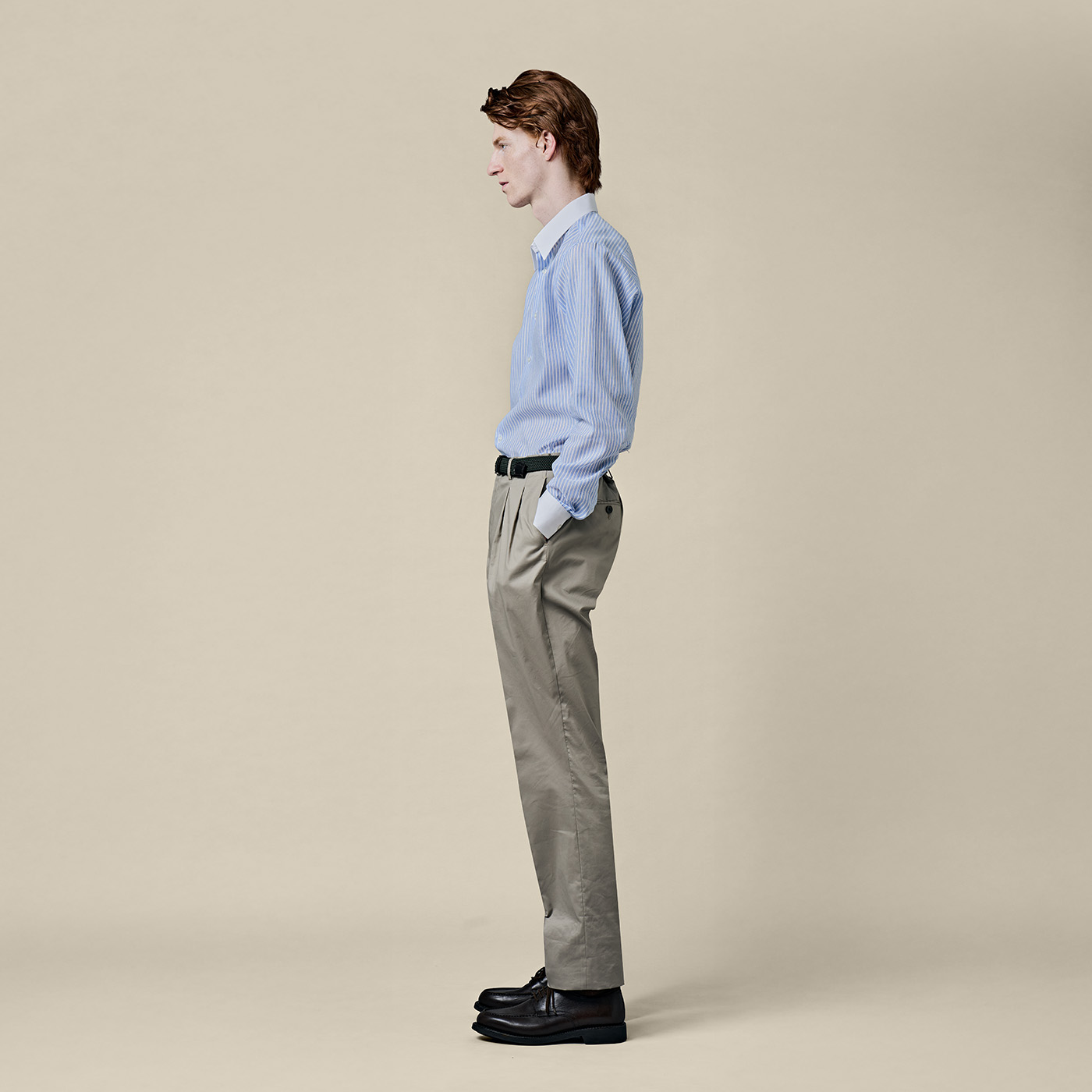 春夏らしい素材感を生かしたジャケパンスタイル