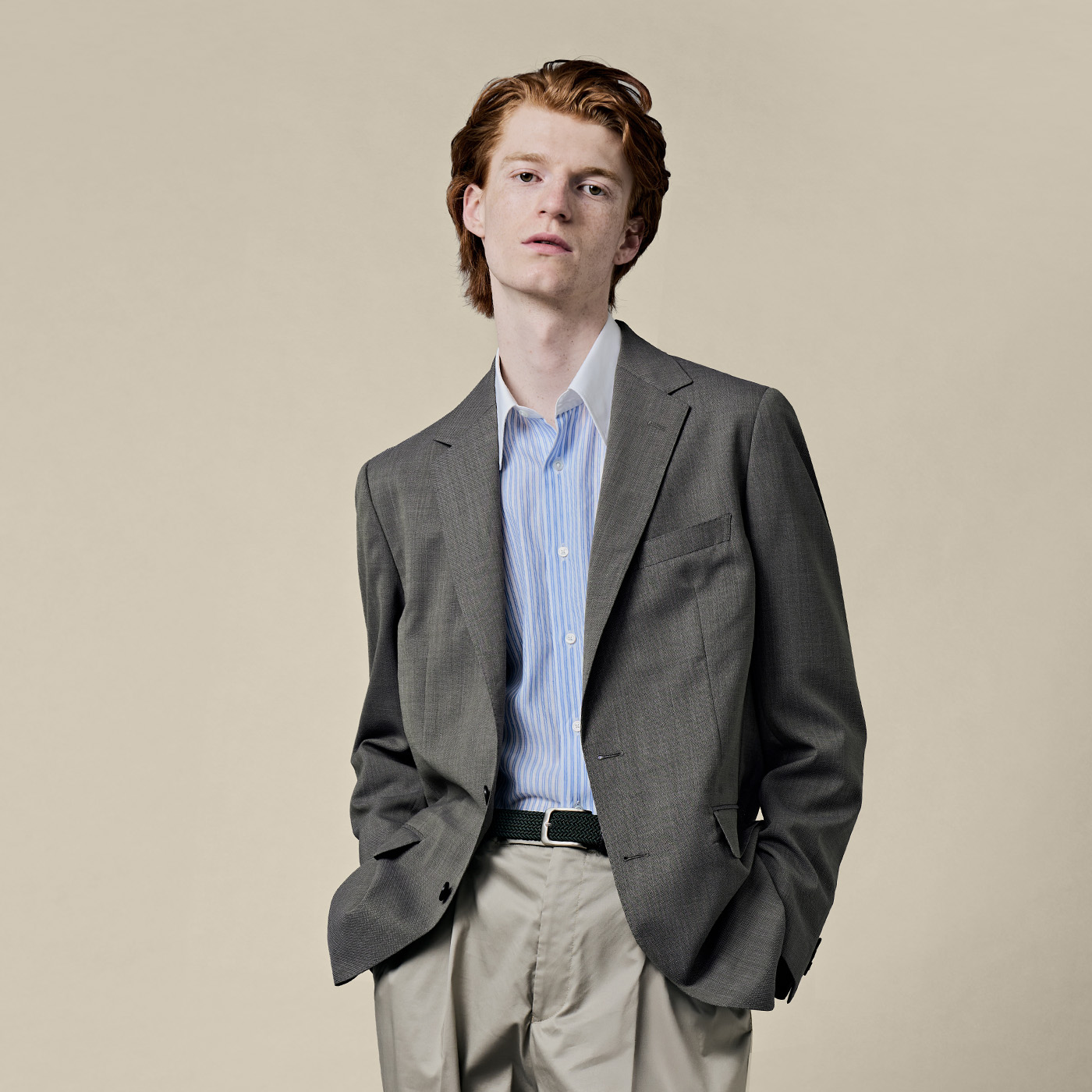 春夏らしい素材感を生かしたジャケパンスタイル