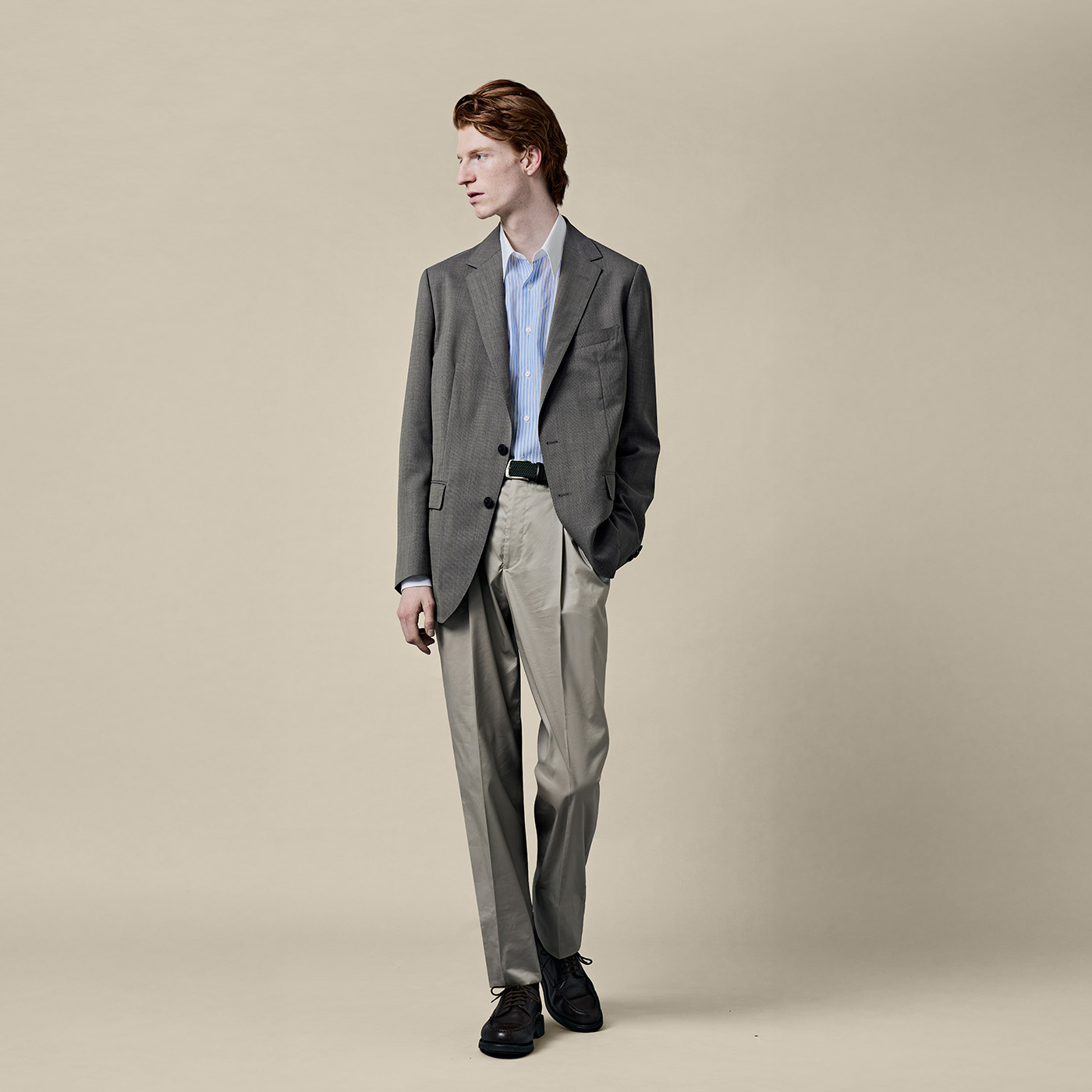 春夏らしい素材感を生かしたジャケパンスタイル