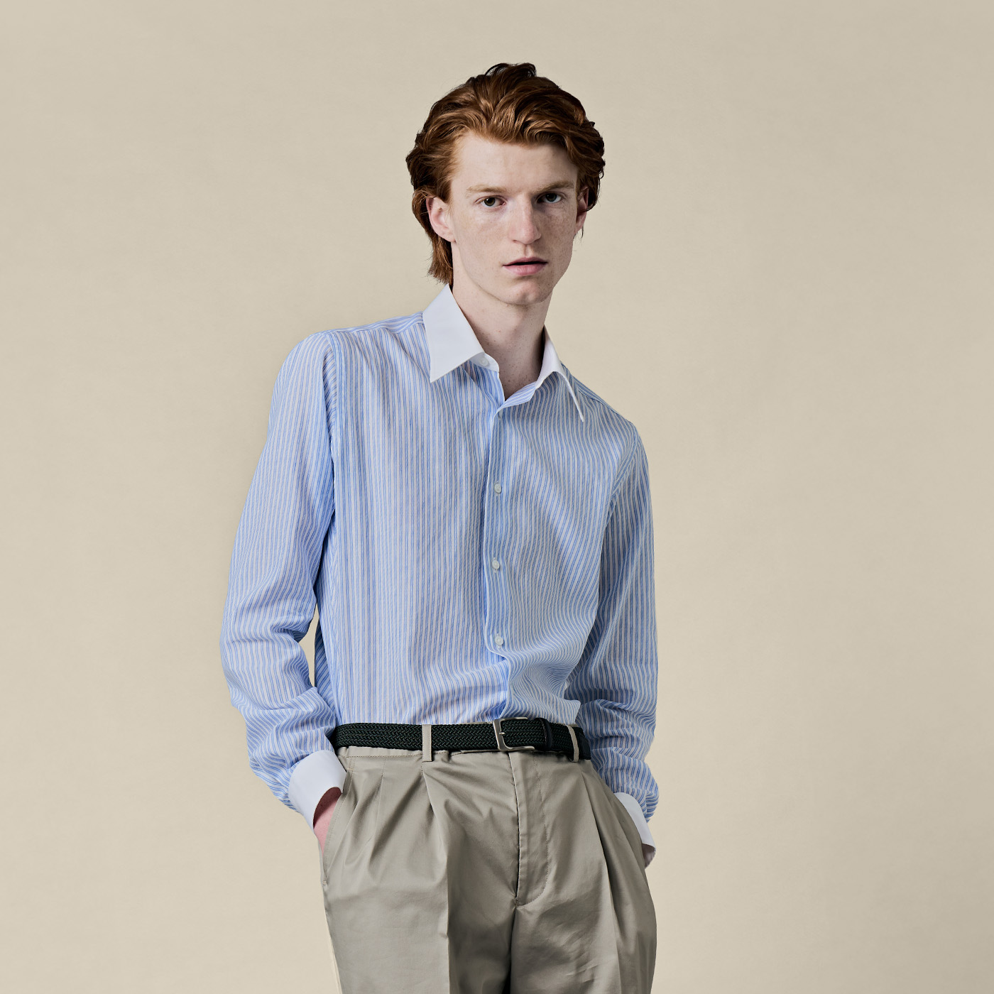 春夏らしい素材感を生かしたジャケパンスタイル