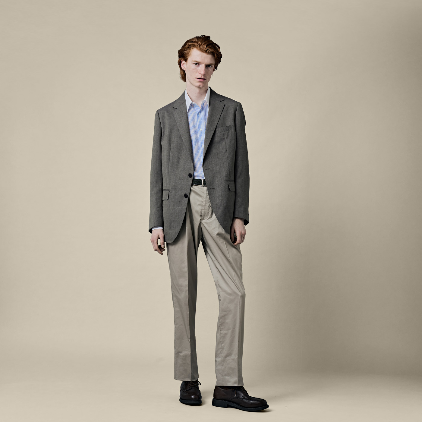 春夏らしい素材感を生かしたジャケパンスタイル