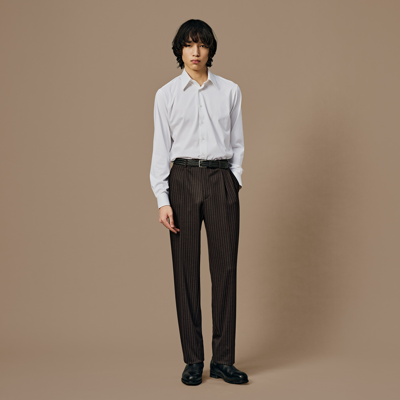 テラコッタの色味を生かしたジャケットスタイル