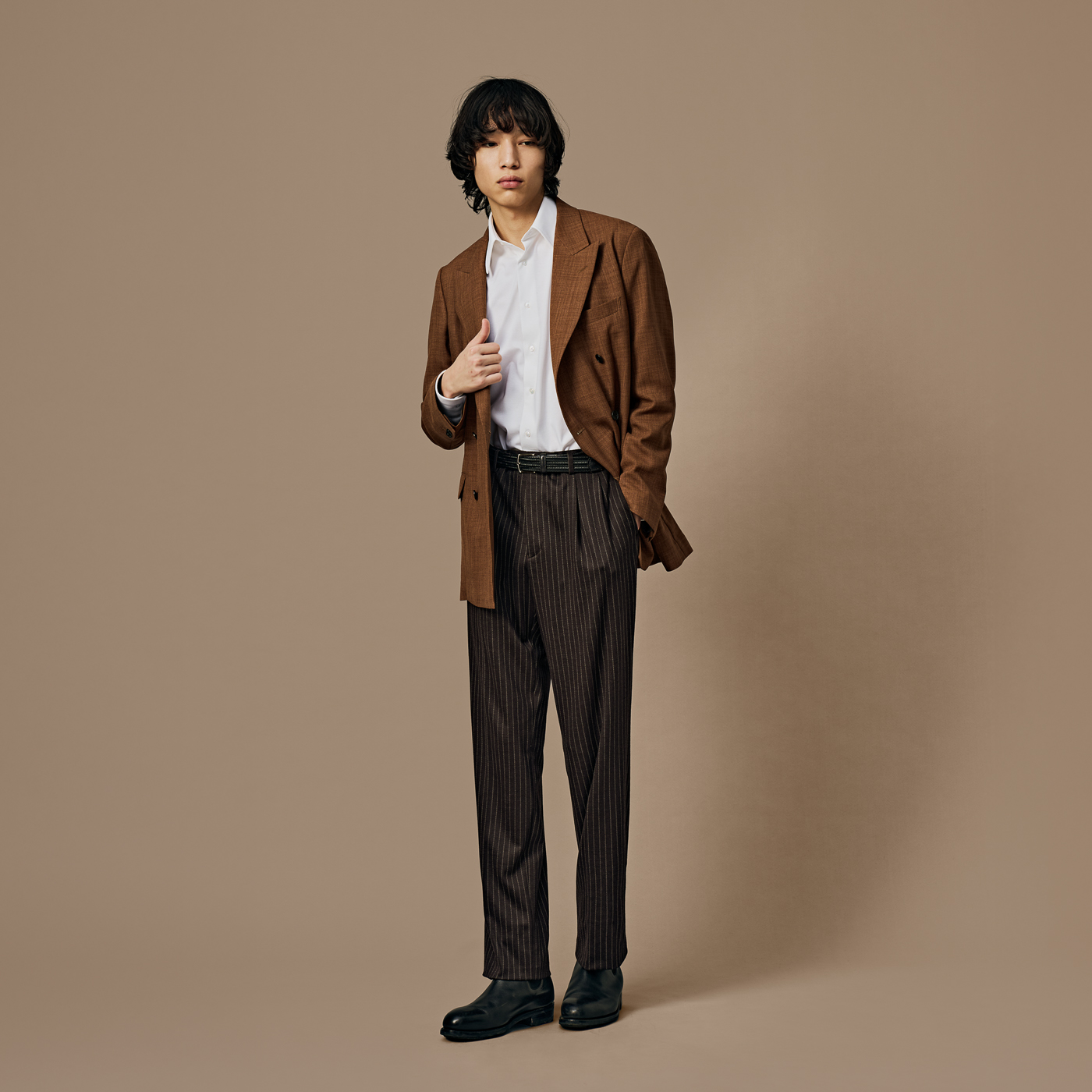 テラコッタの色味を生かしたジャケットスタイル