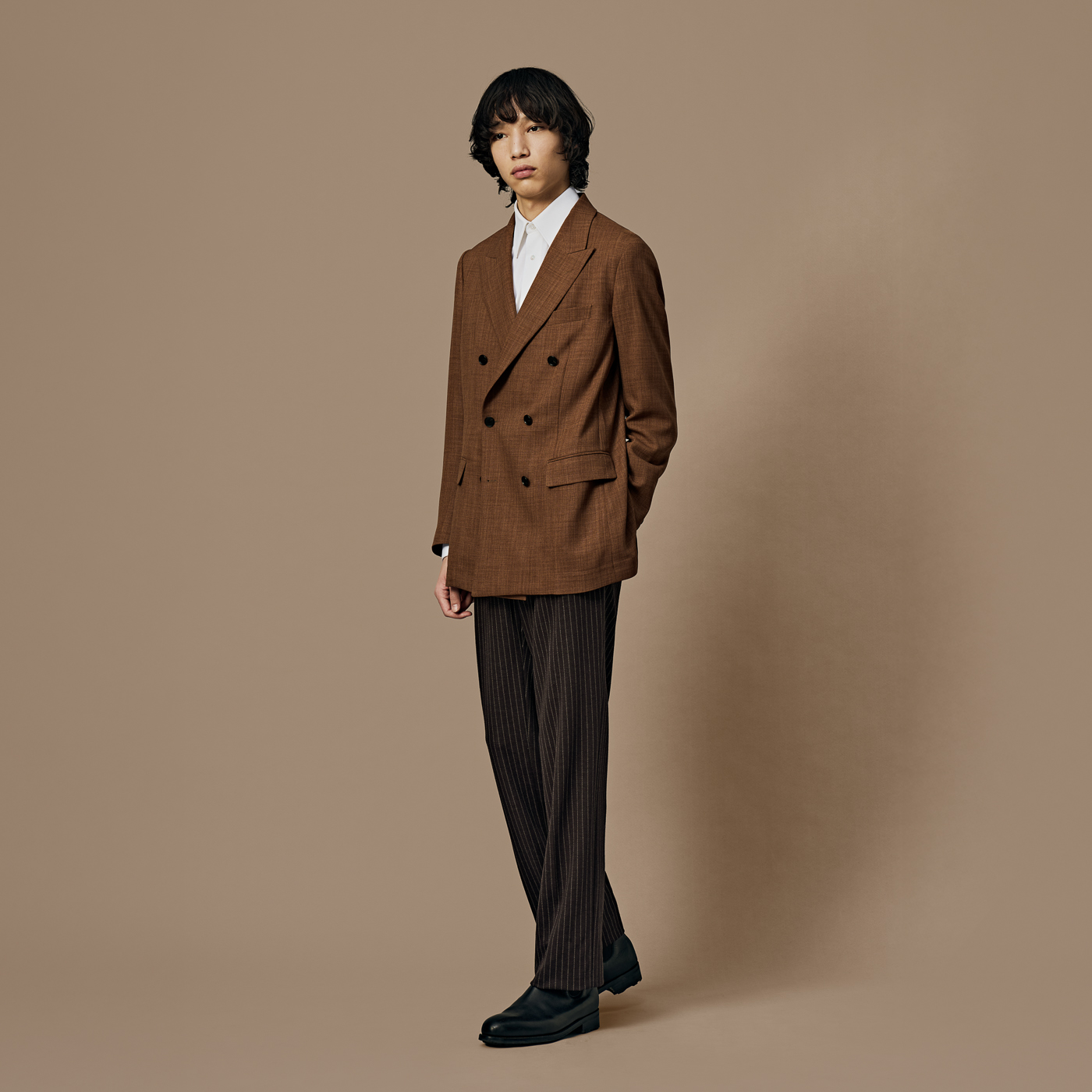 テラコッタの色味を生かしたジャケットスタイル