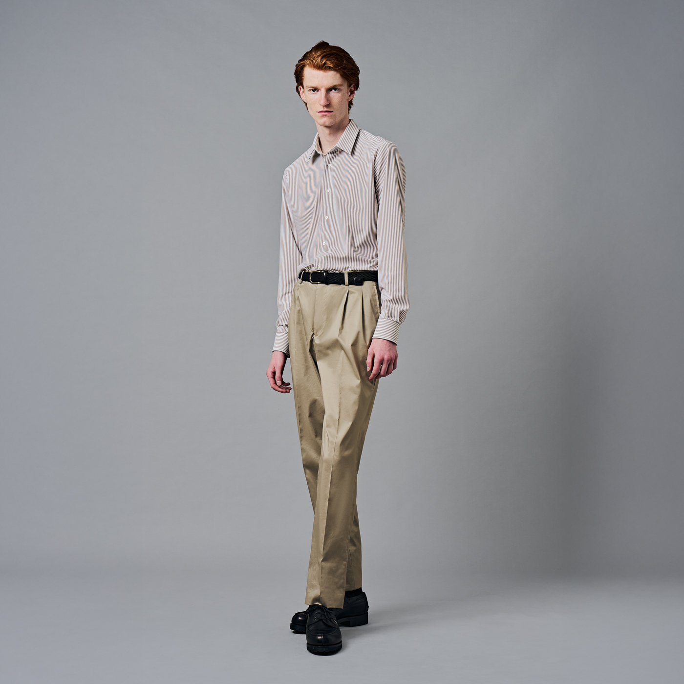 淡い色でまとめたワントーンのシャツスタイル