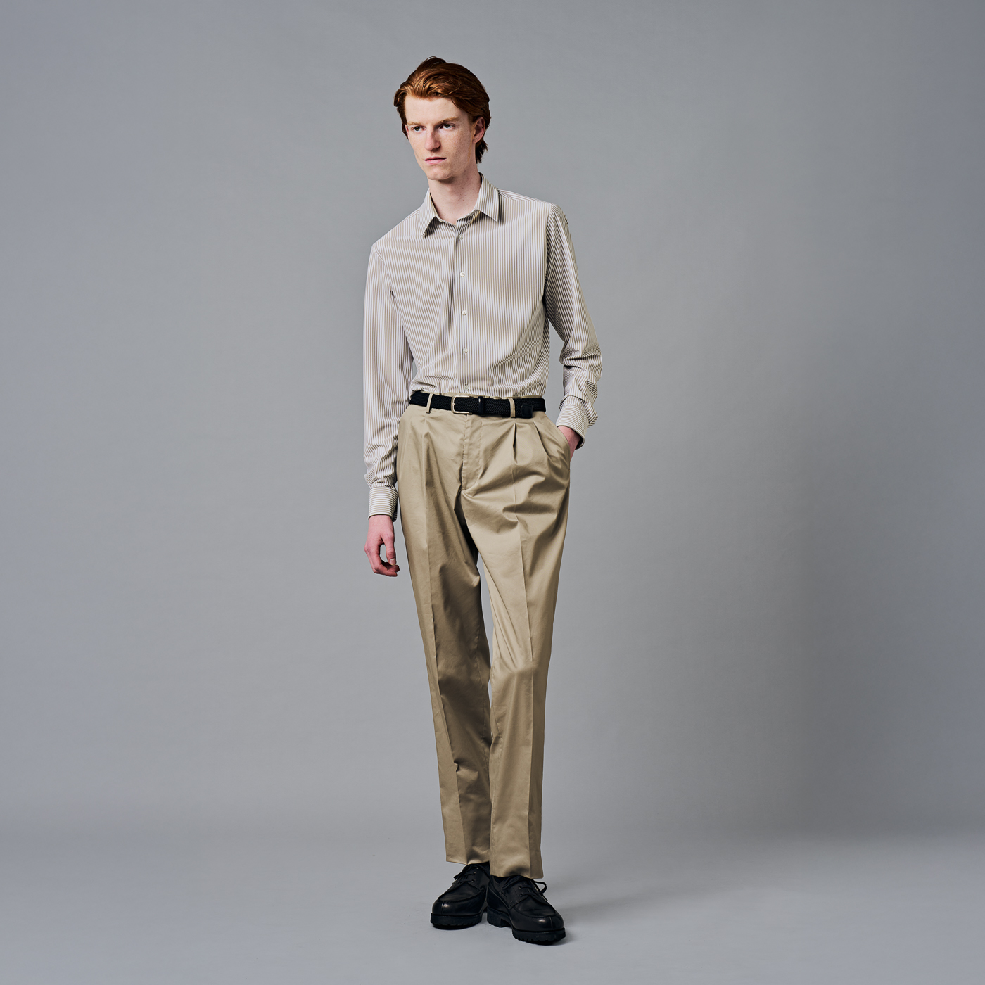 淡い色でまとめたワントーンのシャツスタイル