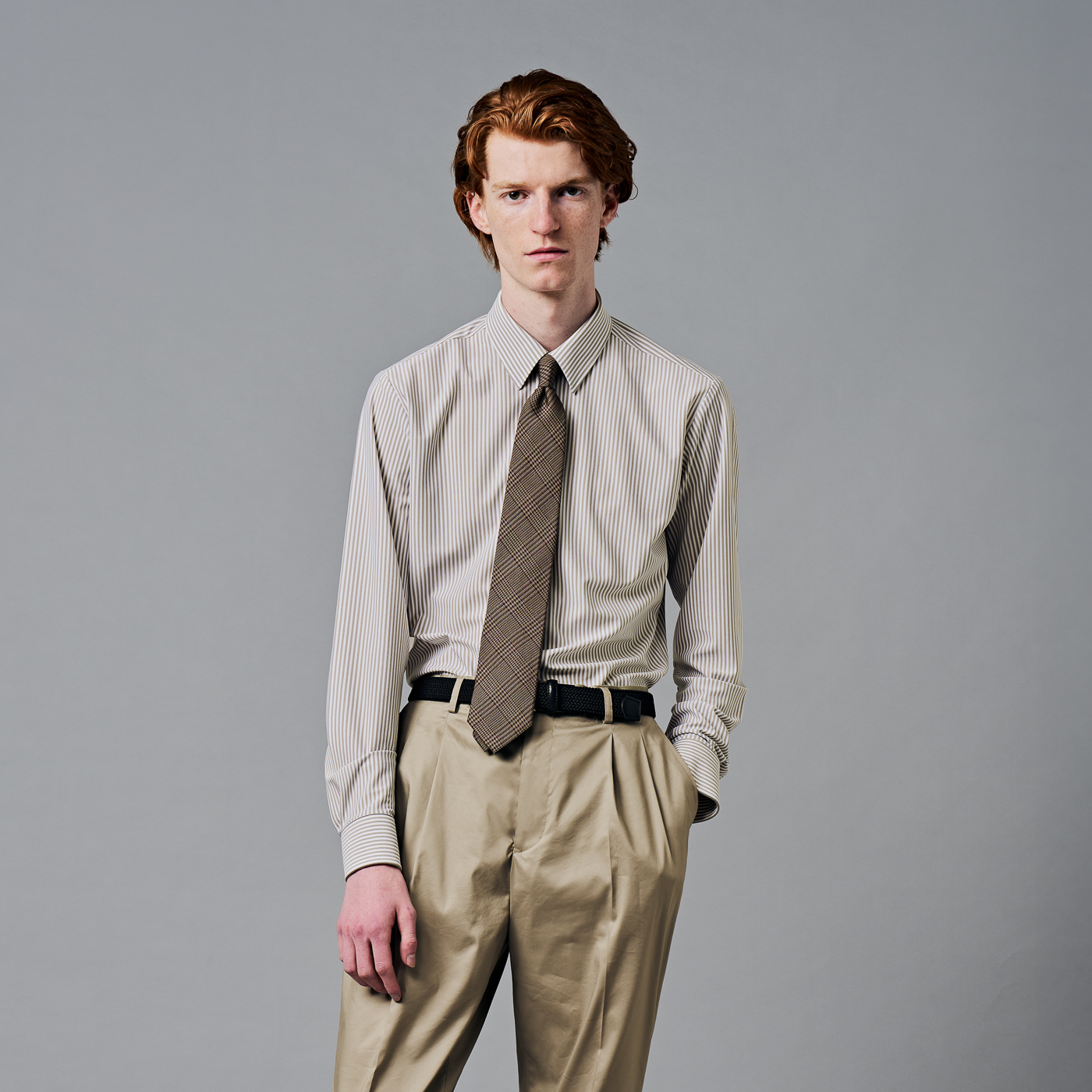 淡い色でまとめたワントーンのシャツスタイル