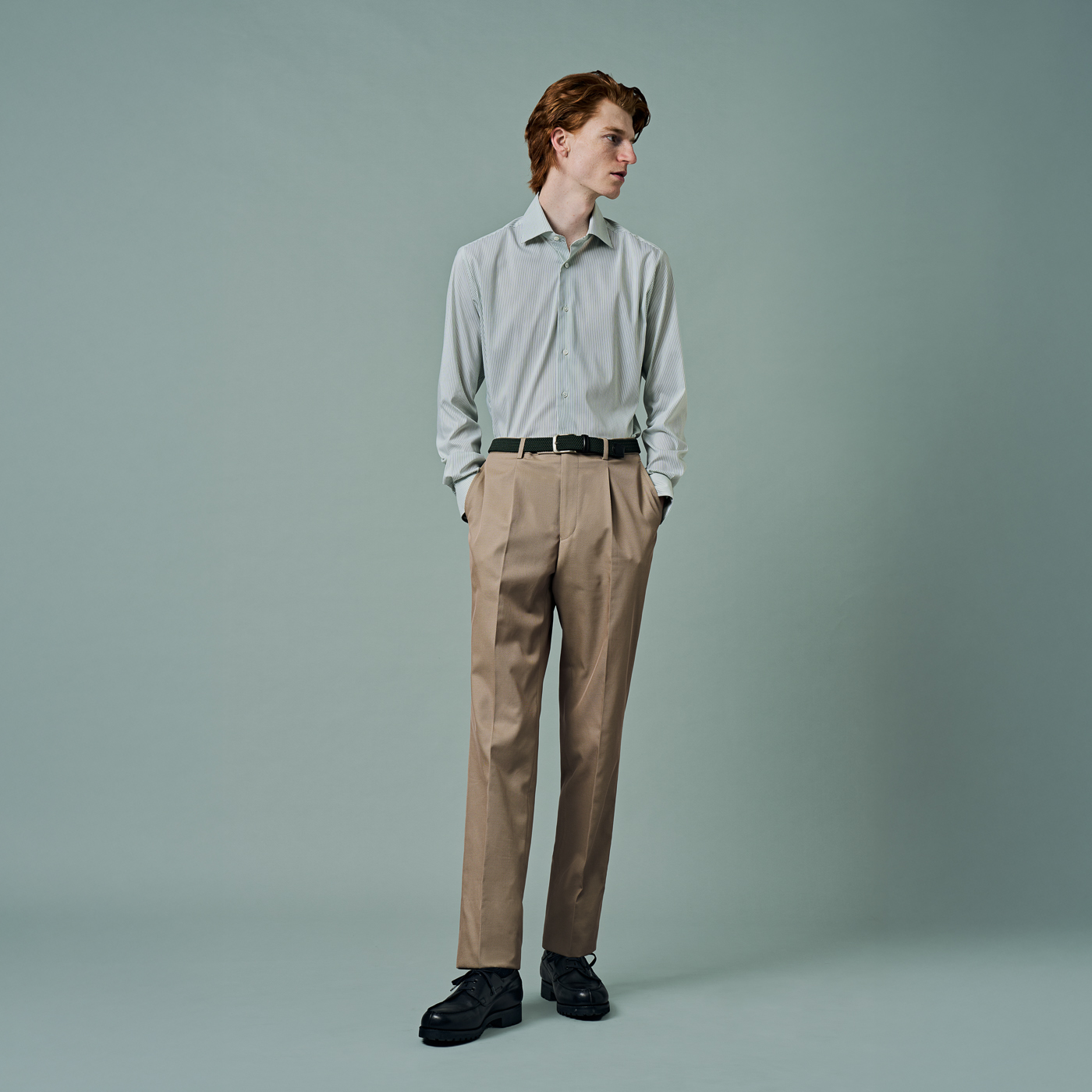 爽やかなグリーンを生かした、新鮮なシャツスタイル