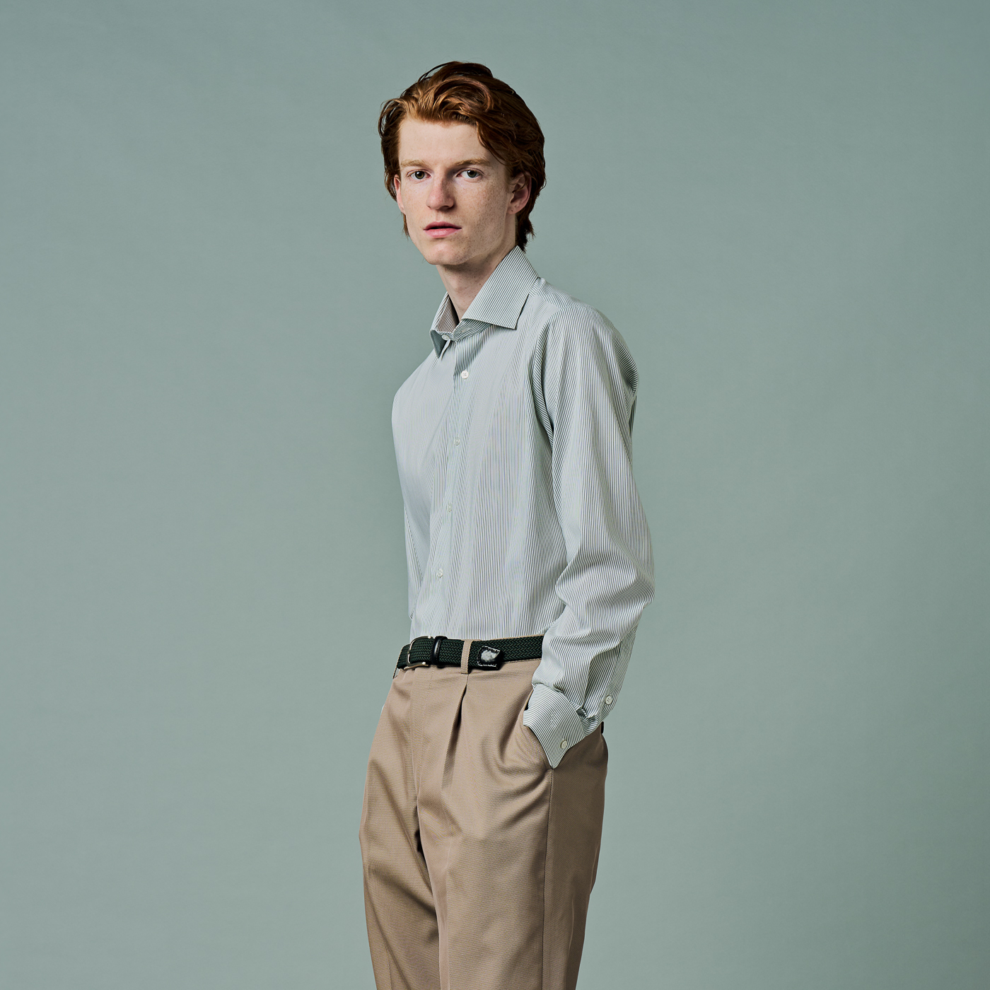 爽やかなグリーンを生かした、新鮮なシャツスタイル