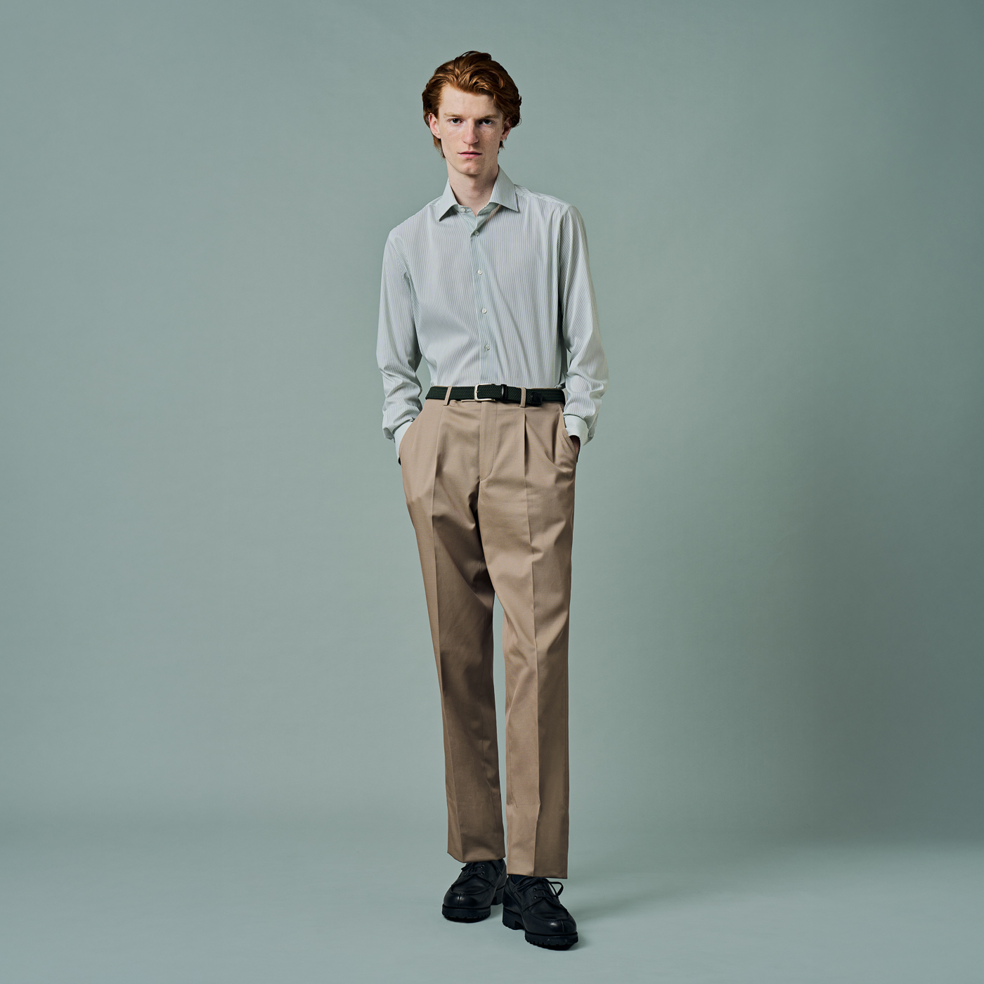 爽やかなグリーンを生かした、新鮮なシャツスタイル