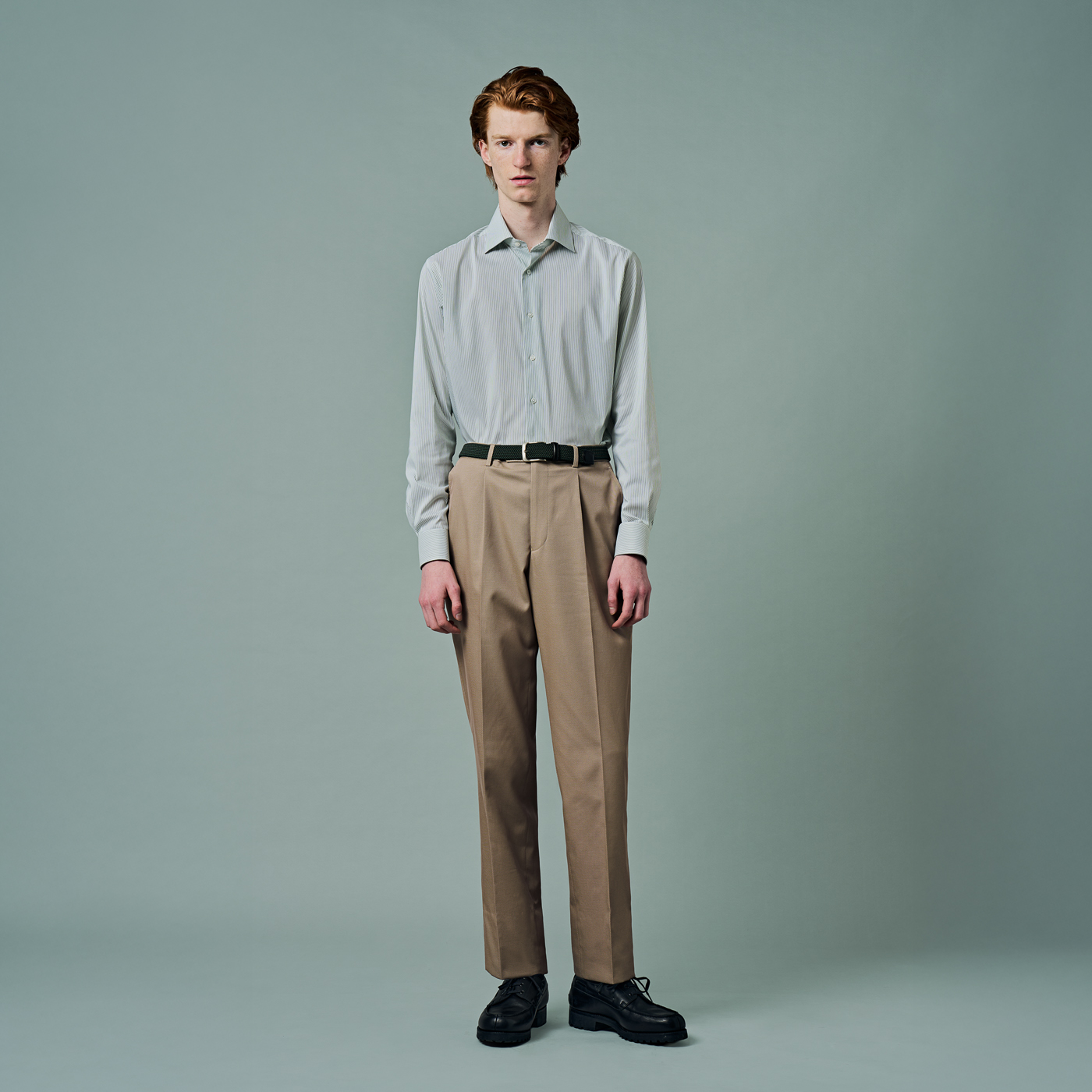 爽やかなグリーンを生かした、新鮮なシャツスタイル