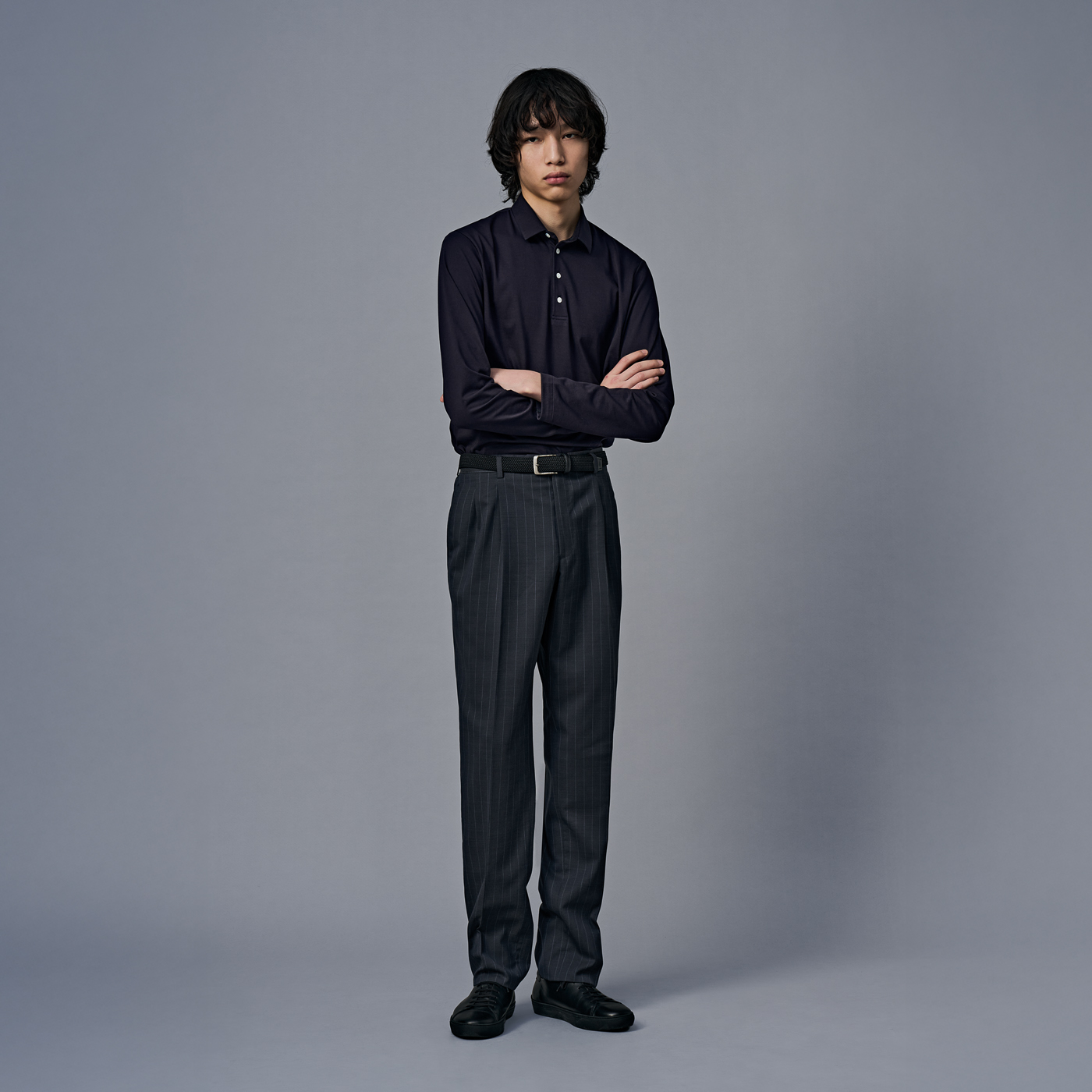 程よいカジュアルさが魅力の長袖ポロシャツスタイル