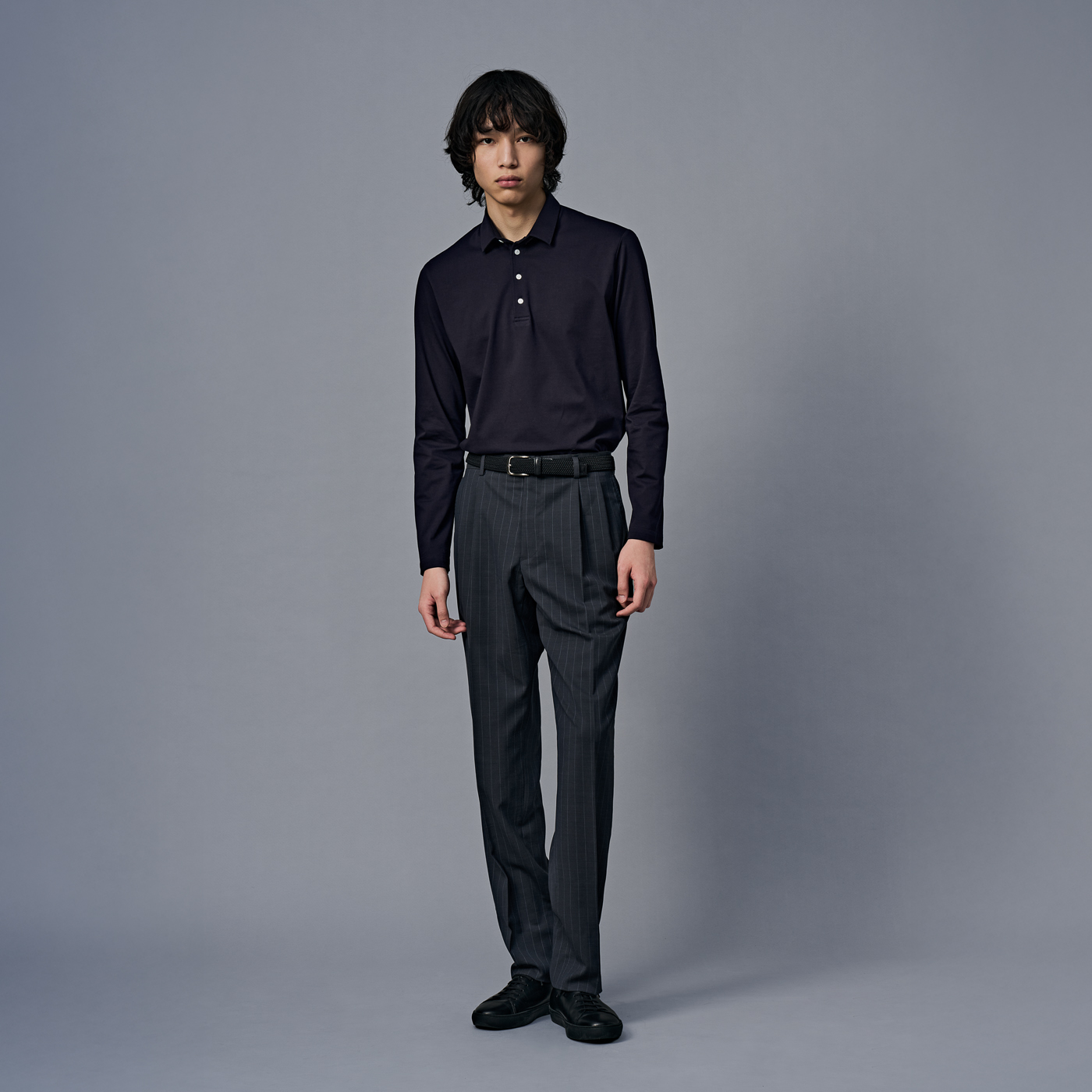 程よいカジュアルさが魅力の長袖ポロシャツスタイル