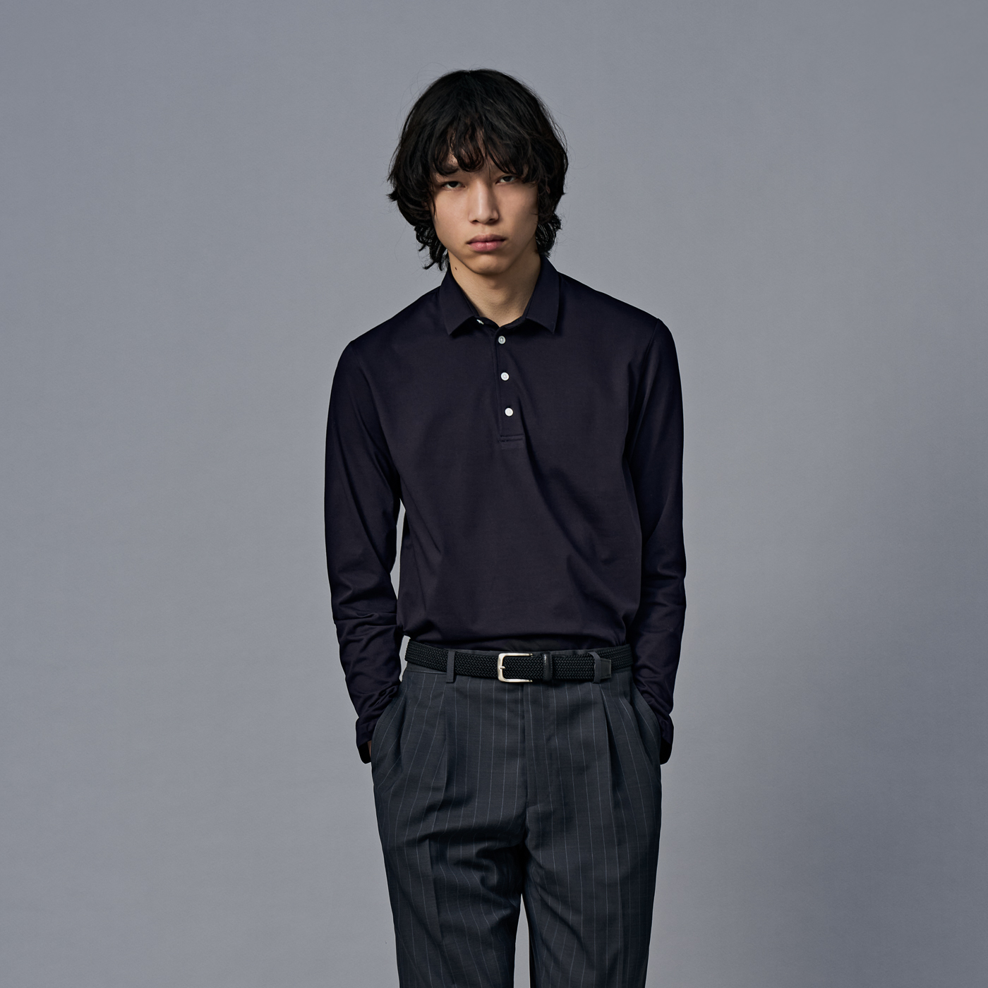 程よいカジュアルさが魅力の長袖ポロシャツスタイル