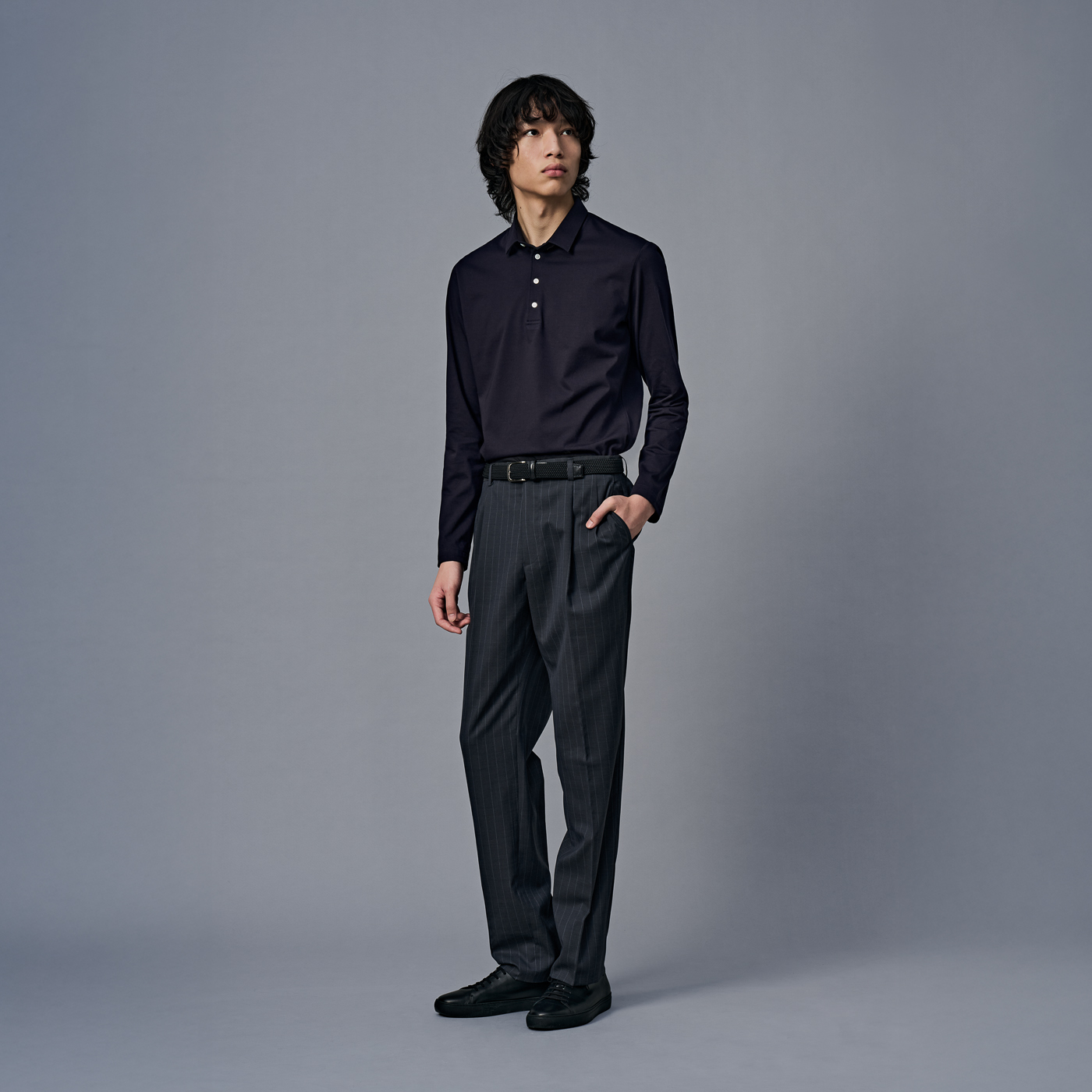 程よいカジュアルさが魅力の長袖ポロシャツスタイル