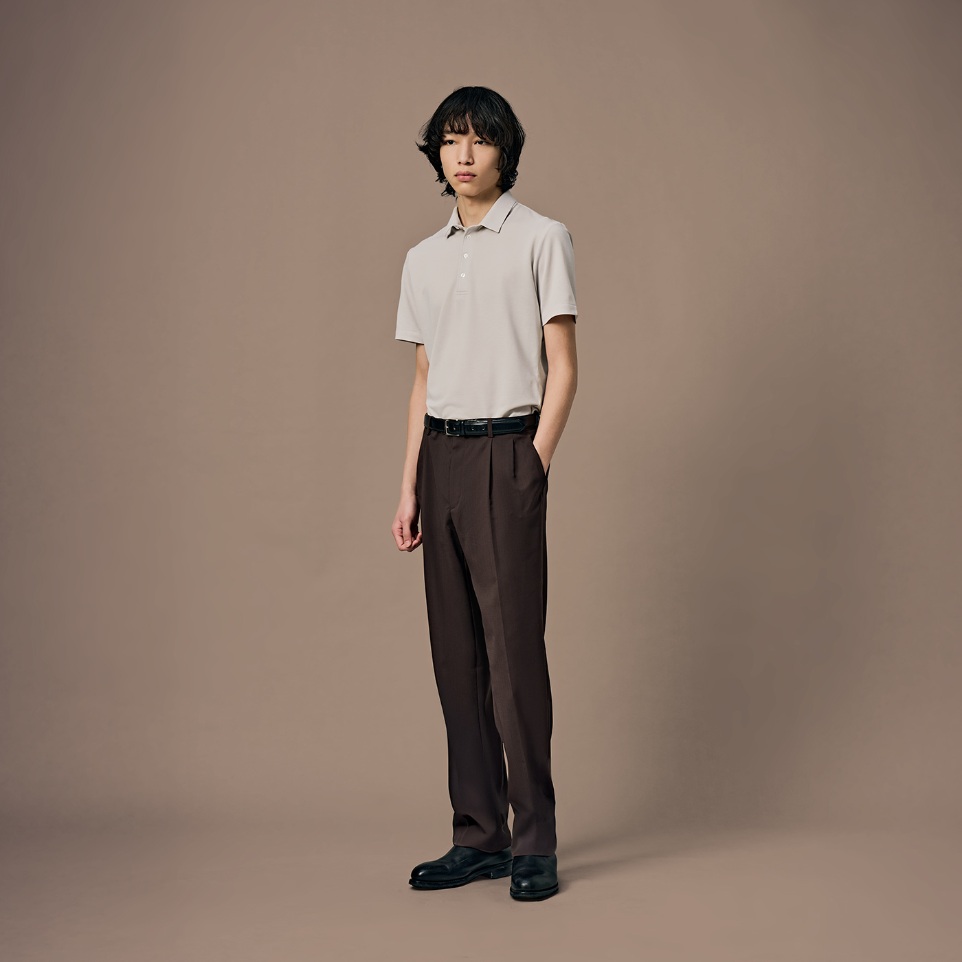 ナチュラルカラーでまとめたポロシャツスタイル