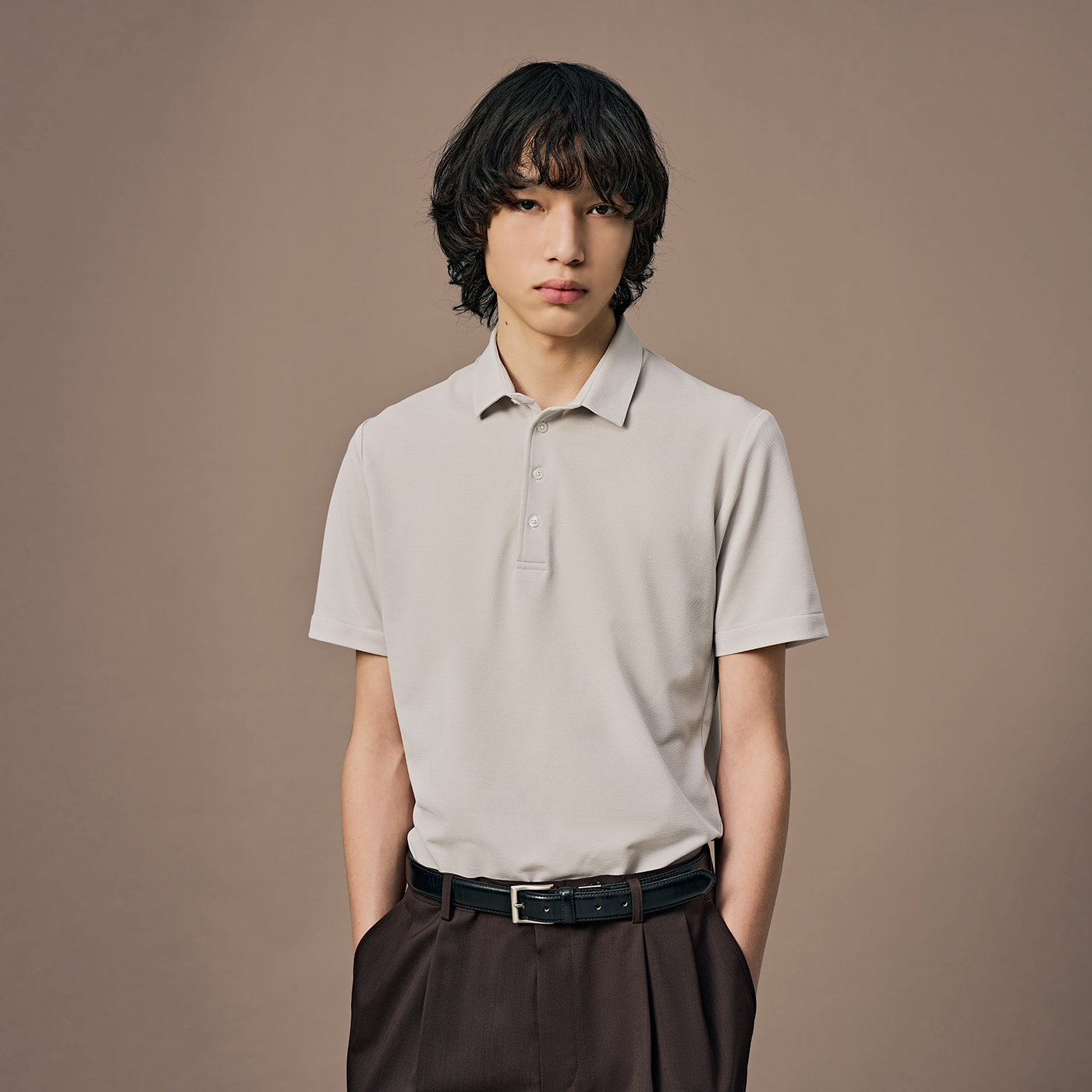ナチュラルカラーでまとめたポロシャツスタイル
