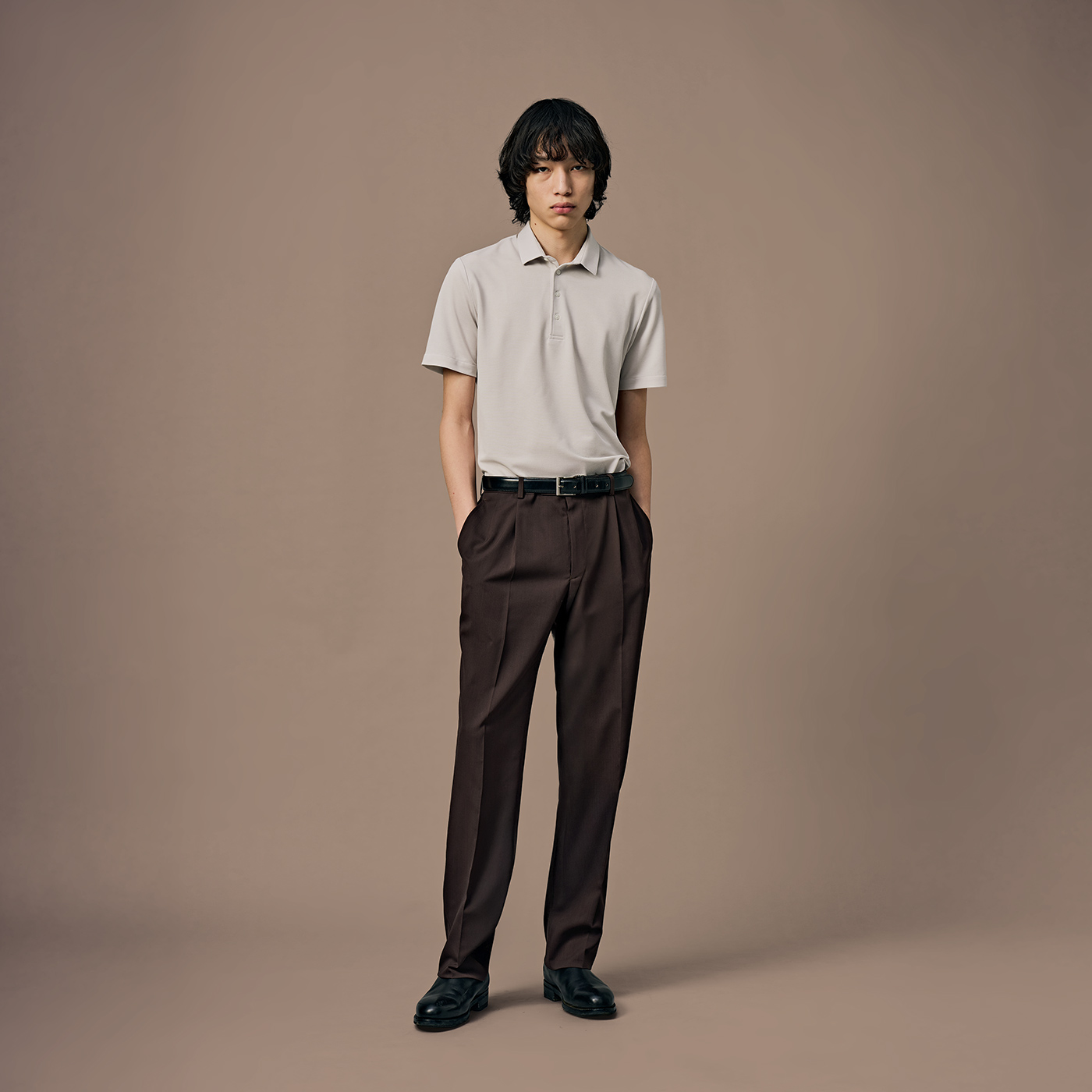 ナチュラルカラーでまとめたポロシャツスタイル