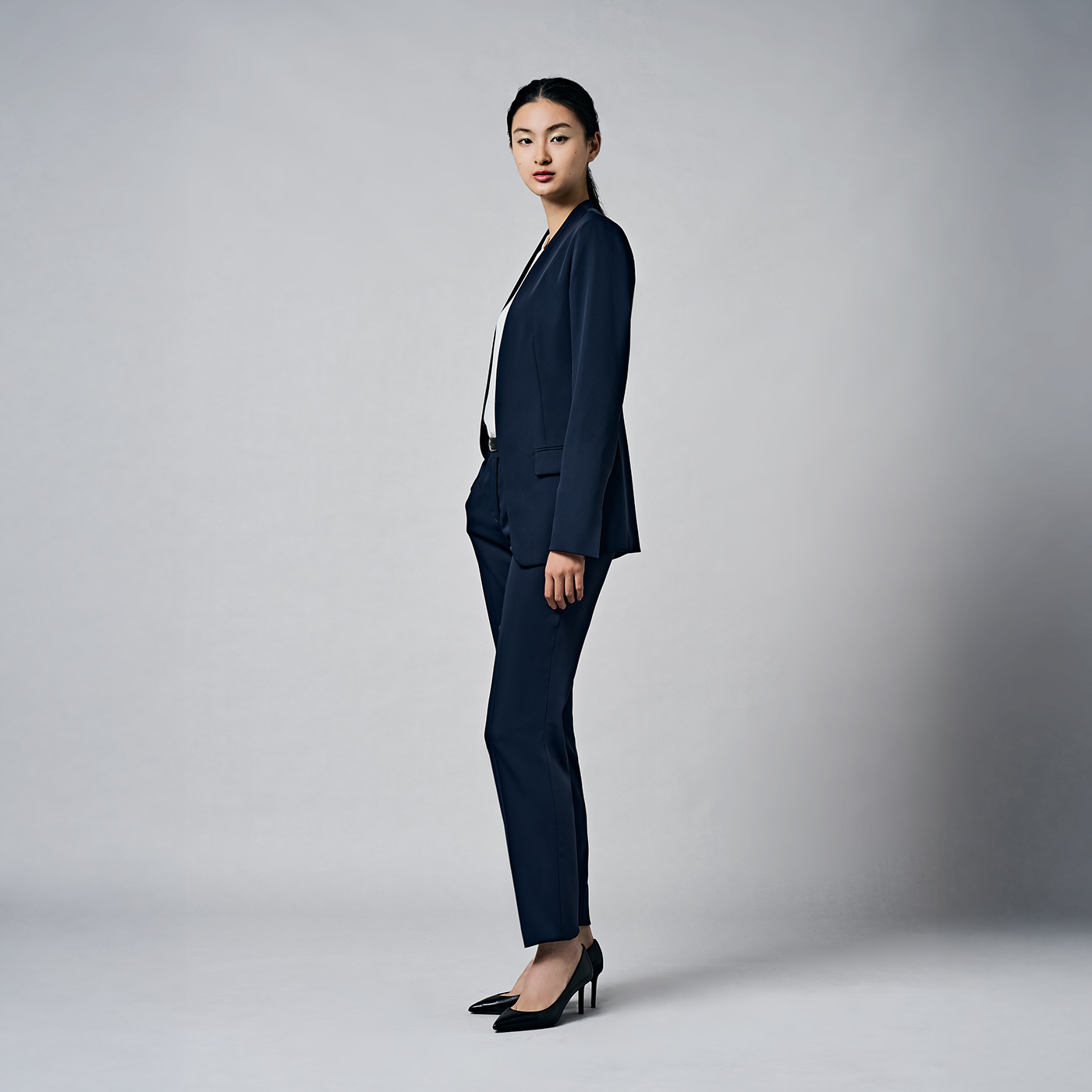 凛とした空気感を纏う。滑らかなサテンのパンツスーツスタイル