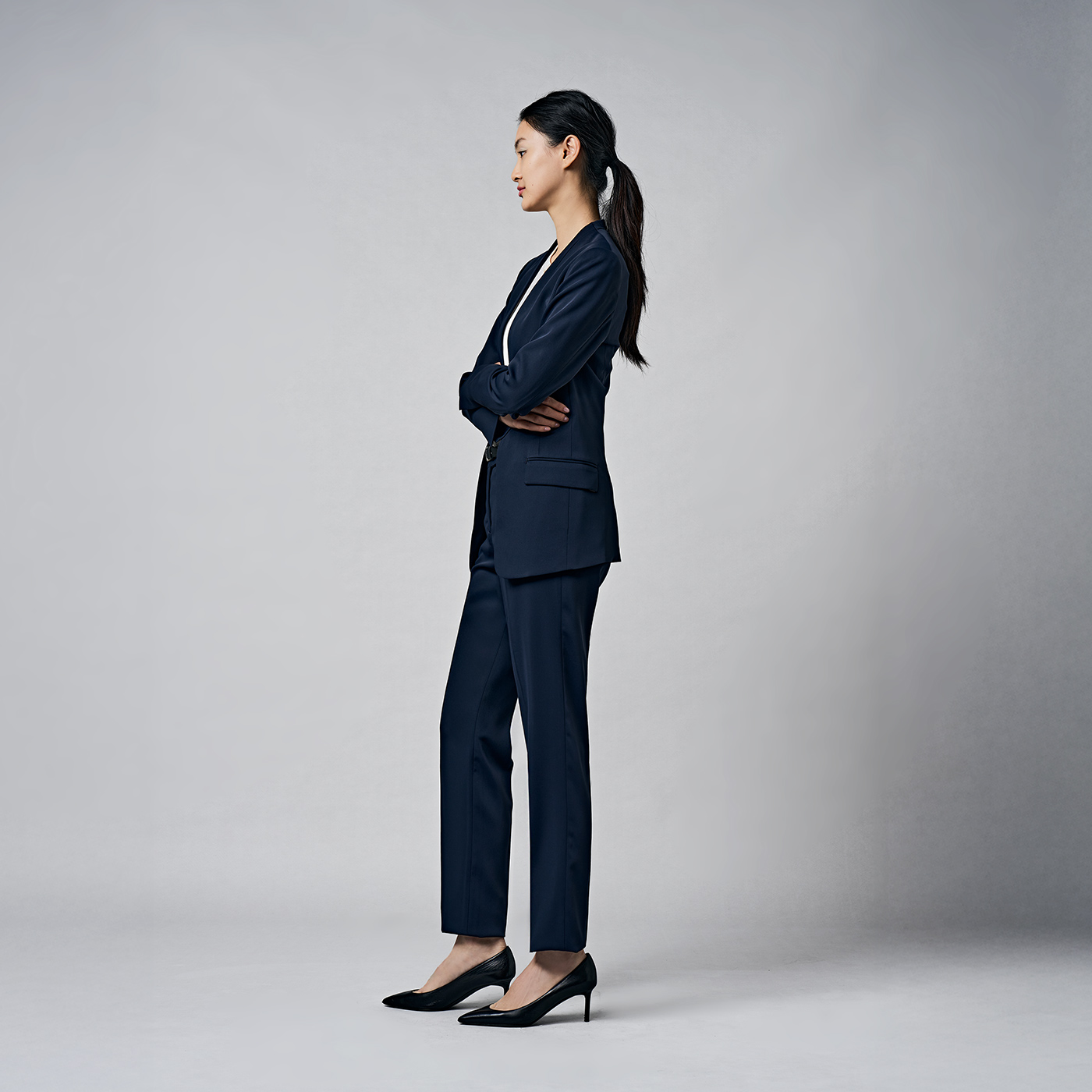 凛とした空気感を纏う。滑らかなサテンのパンツスーツスタイル
