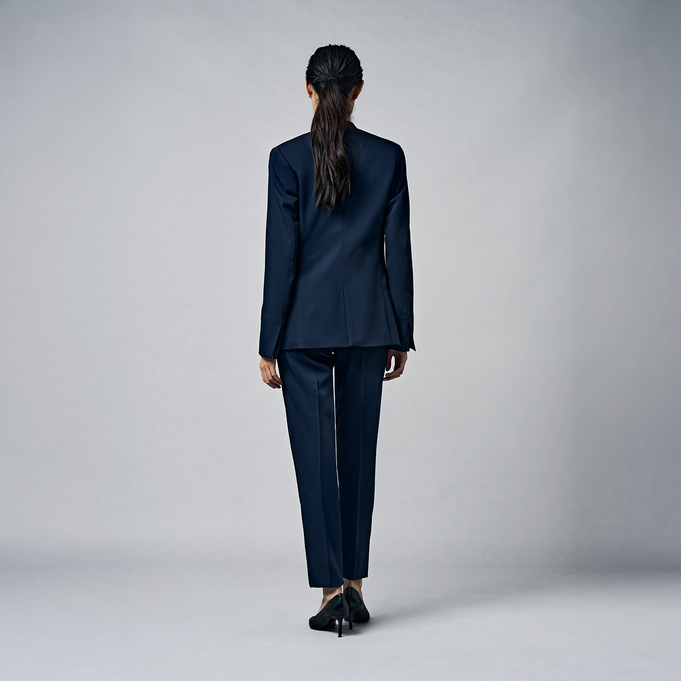 凛とした空気感を纏う。滑らかなサテンのパンツスーツスタイル