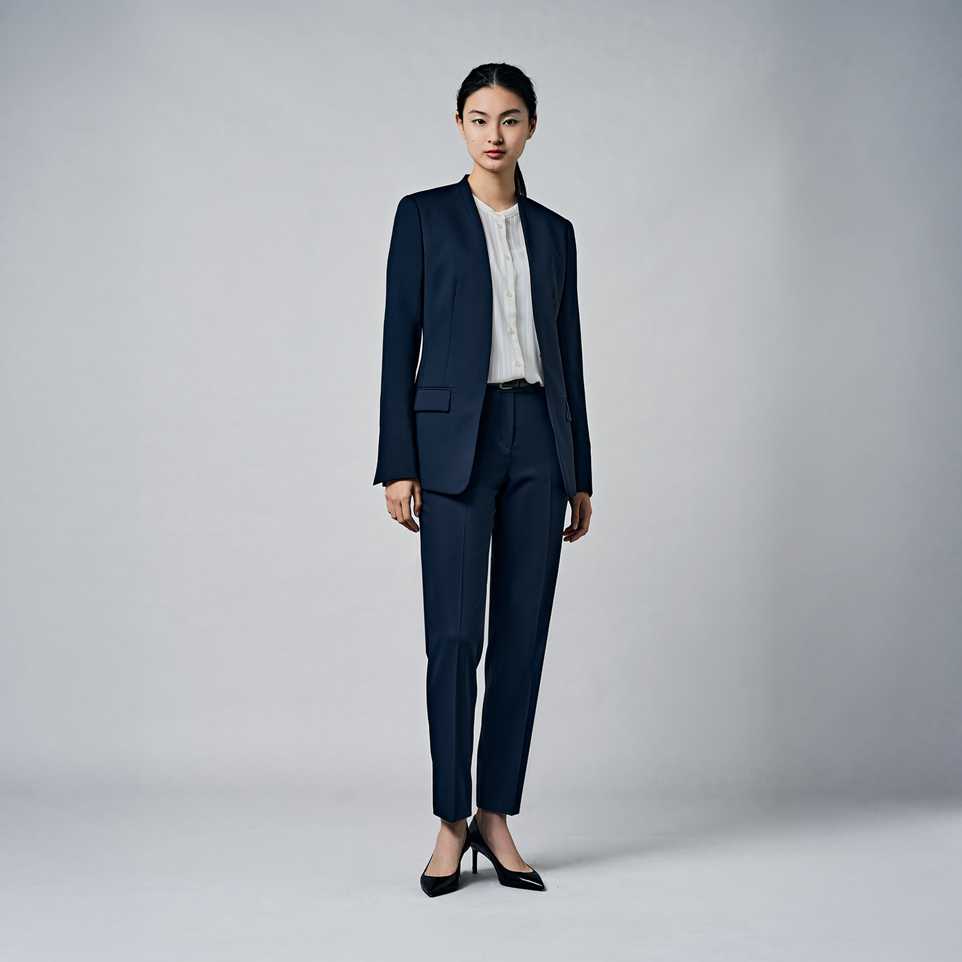 凛とした空気感を纏う。滑らかなサテンのパンツスーツスタイル