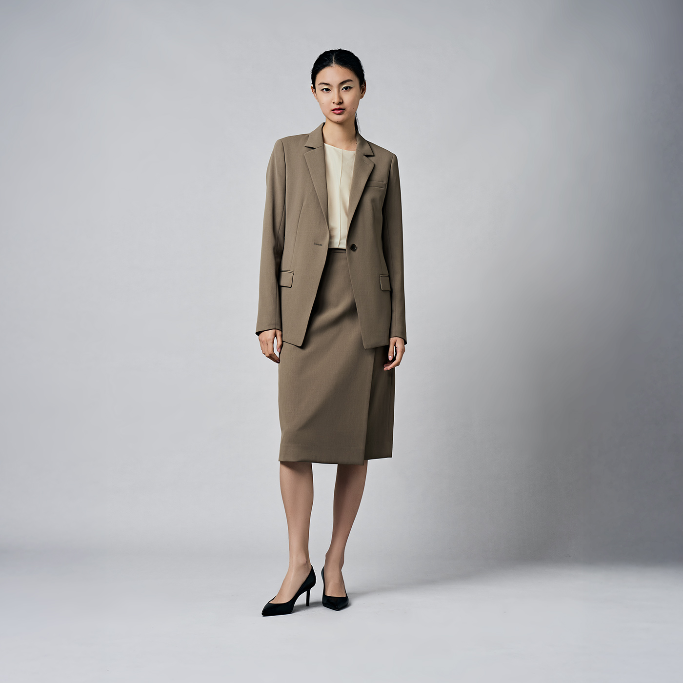 柔らかいモカブラウン×高機能素材で仕立てる夏のスカートスーツスタイル