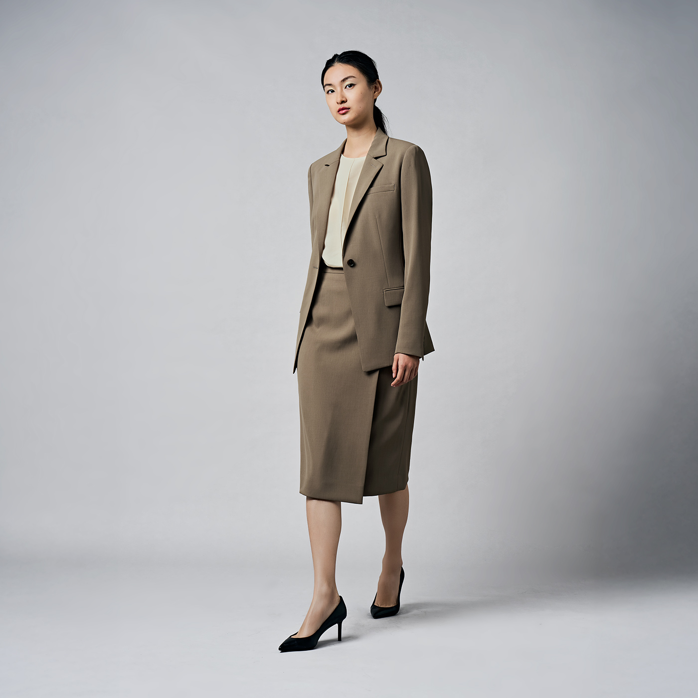 柔らかいモカブラウン×高機能素材で仕立てる夏のスカートスーツスタイル