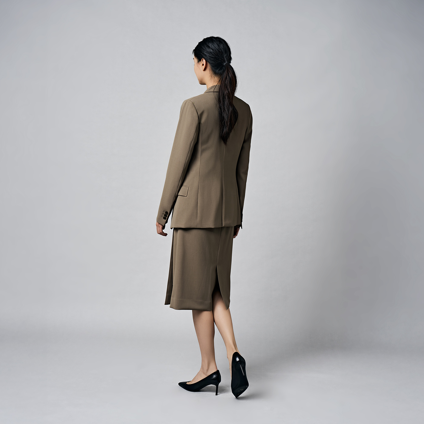 柔らかいモカブラウン×高機能素材で仕立てる夏のスカートスーツスタイル