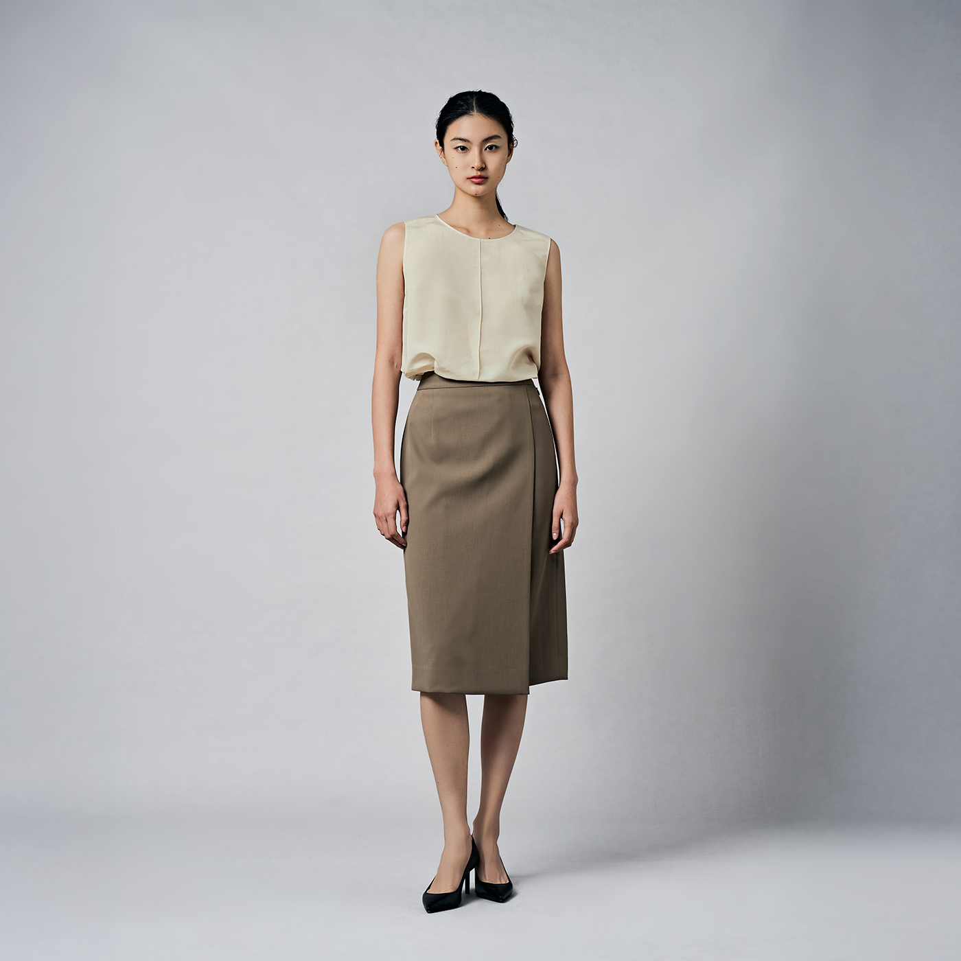 柔らかいモカブラウン×高機能素材で仕立てる夏のスカートスーツスタイル