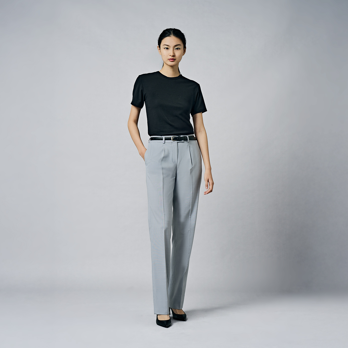 自由な感性で着こなす。グレーの濃淡で魅せるワントーンスタイル