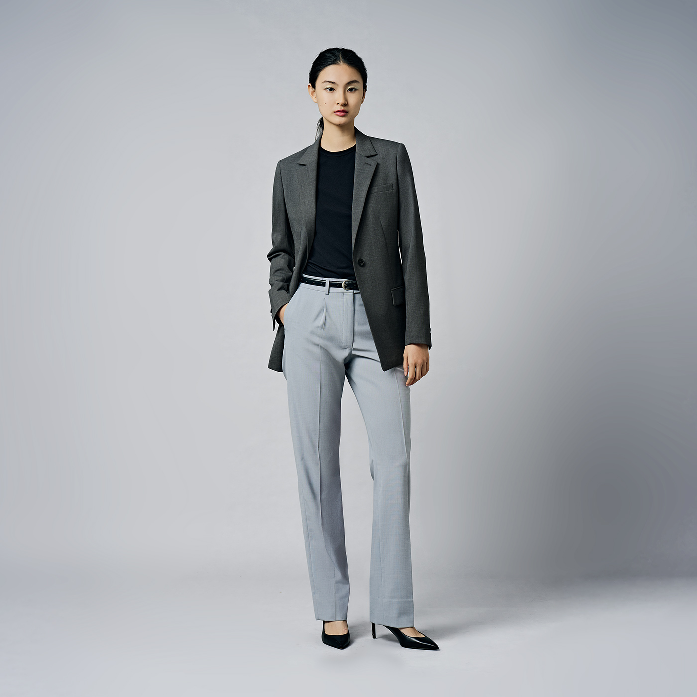 自由な感性で着こなす。グレーの濃淡で魅せるワントーンスタイル