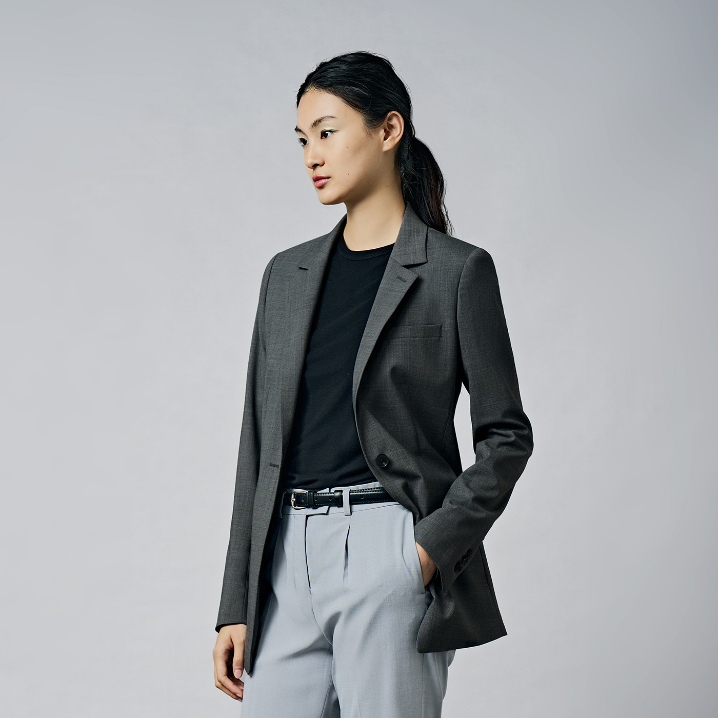 自由な感性で着こなす。グレーの濃淡で魅せるワントーンスタイル